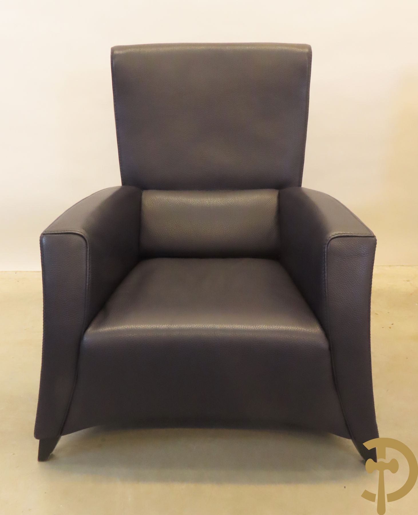 Blauw lederen salonensemble Durlet bestaande uit driezit, 2 fauteuils, 2 voetbankjes en bijzettafeltje met leder overtrokken