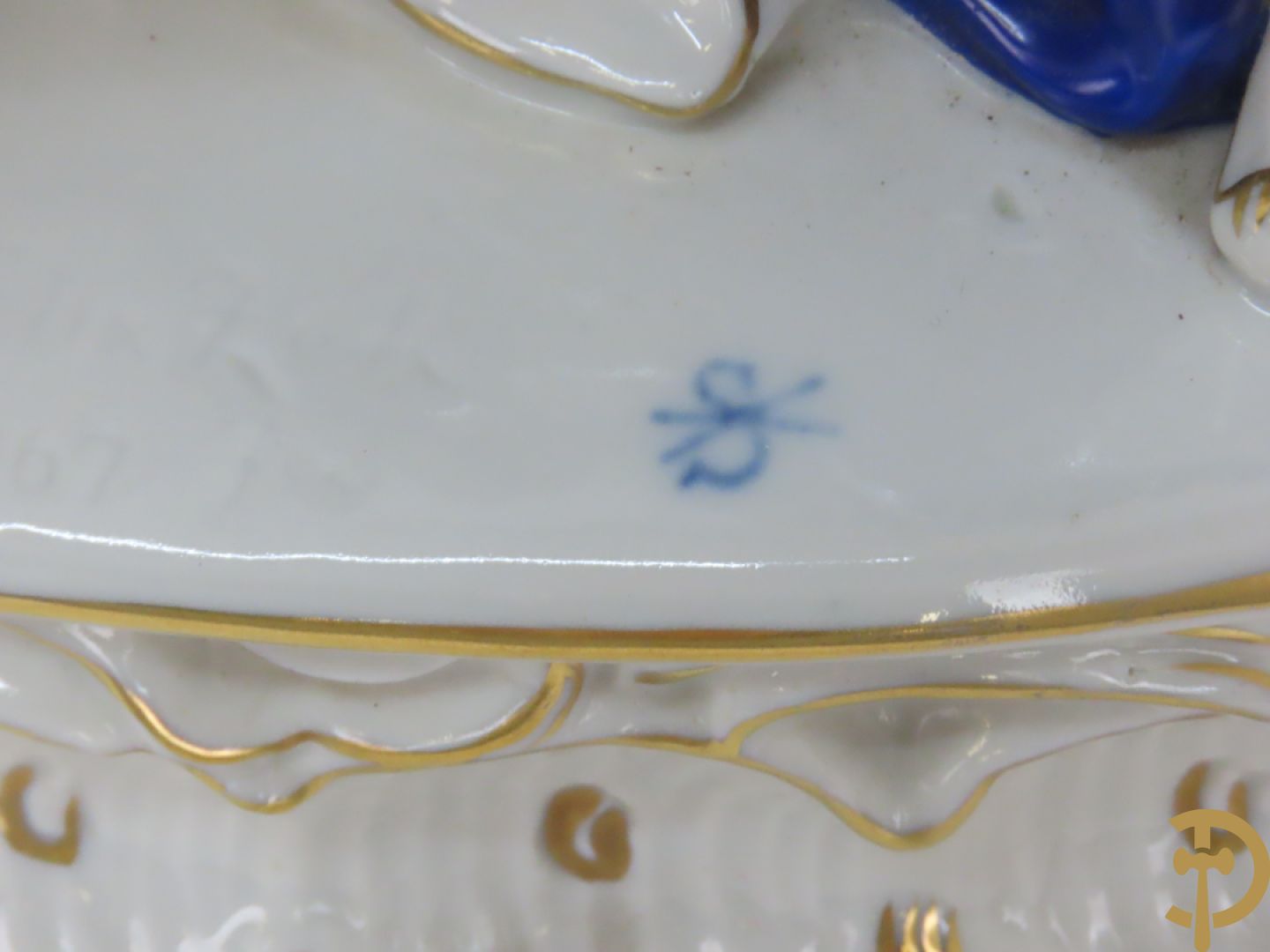 Porseleinen groep met zittende dame bij mandoline en heer met boeket bloemen, achteraan gemerkt Sax