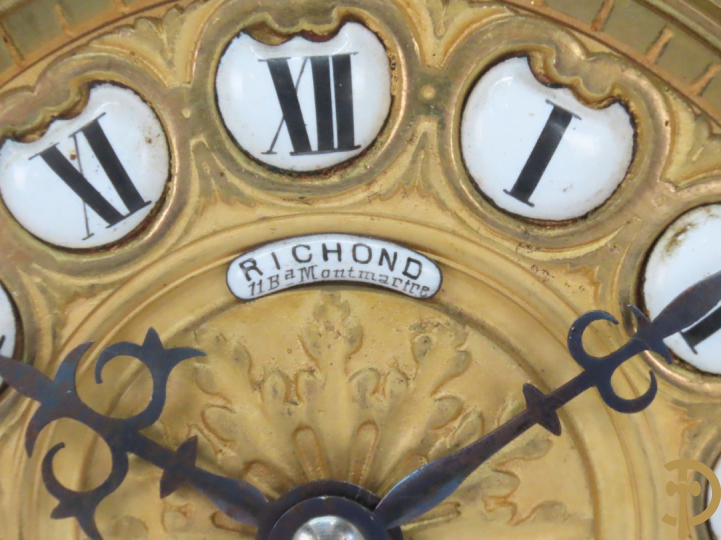 Driedelige koperen Neo Renaissance garnituur bestaande uit klok met amfoor bovenaan en Neo Renaissance motieven, Richond 11 Bd Mont Martre getekend - geflankeerd door paar vijfarmige kandelaars