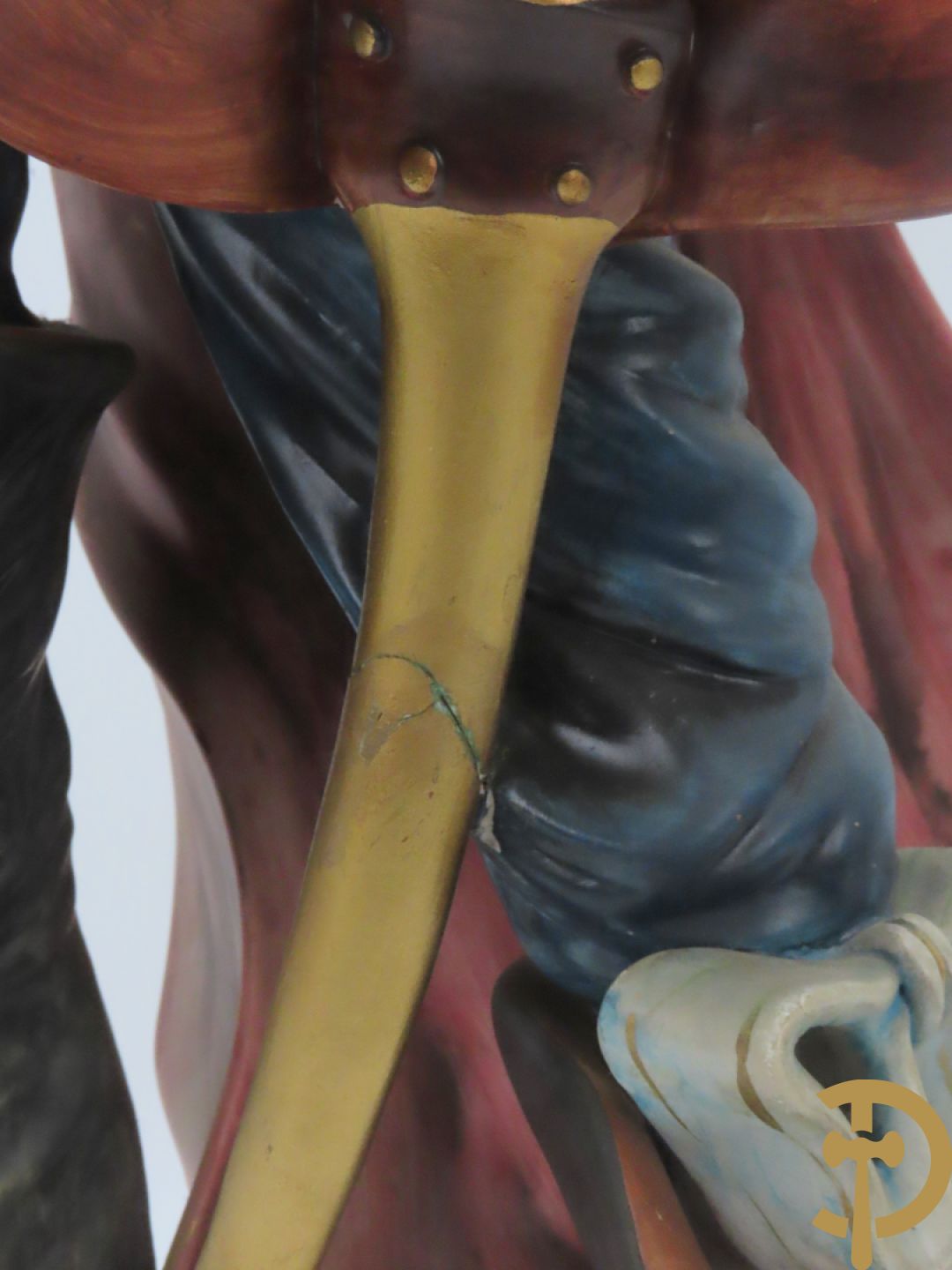 Twee Italiaanse beelden in meerkleurige faience, Cirano de Bergerac