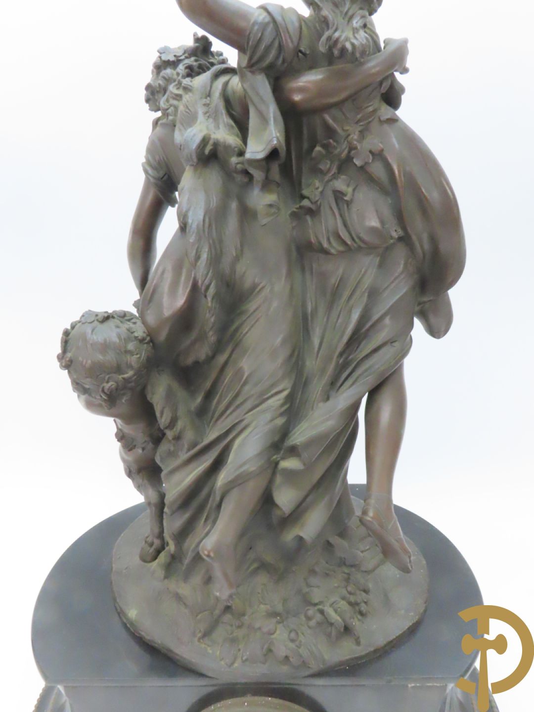 CLODION getekend - Paar elegante bronzen dames met tambour en fruit, geflankeerde door jonge faune, op marmeren klokstel - opgebouwd als garnituur met 2 kandelaars met bronzen kindjes dragende een toorts met bloemen en kaarsen