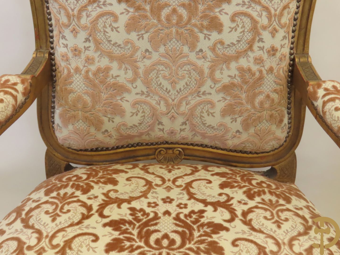 Vijfdelig verguld Louis XV salonensemble bestaande uit canapé en 4 fauteuils - met mooie accanthusranken en bloemensculptuur