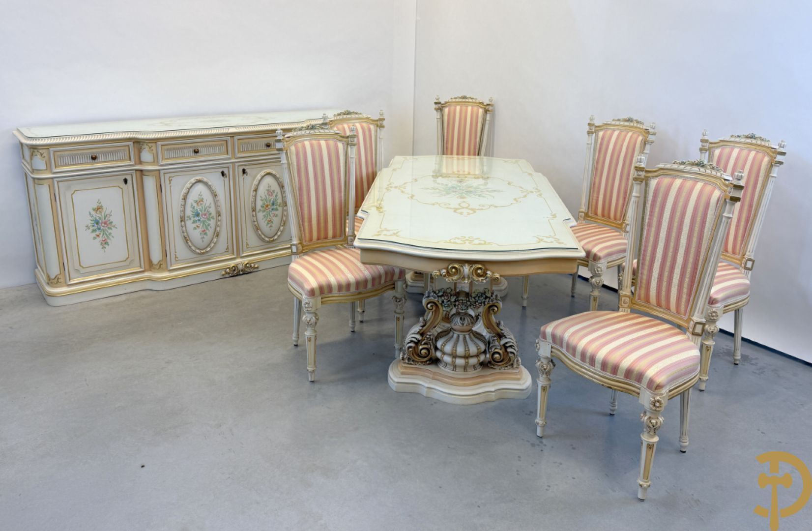 Italiaanse eetkamer met beschilderd bloemenmotief bestaande uit vierdeursdressoir met beschilderde bloemenmotieven, accanthusranken en glazen blad, tafel op gesculpteerde poten en 6 stoelen