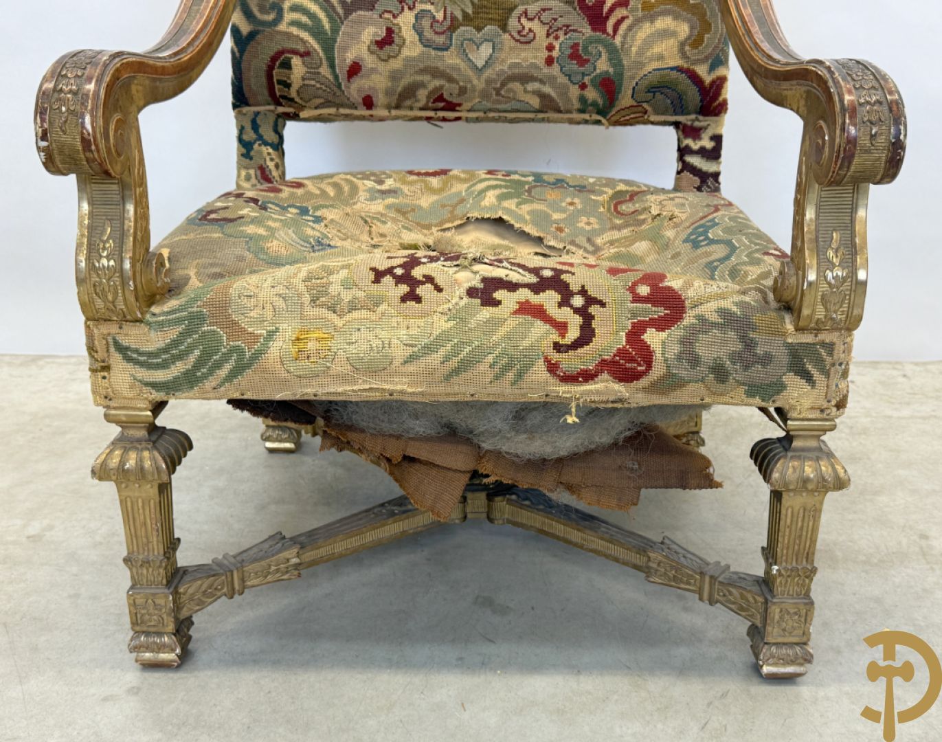 Vier vergulde Louis XIV kasteelarmzetels met geanimeerde scènes in petit points, 19e