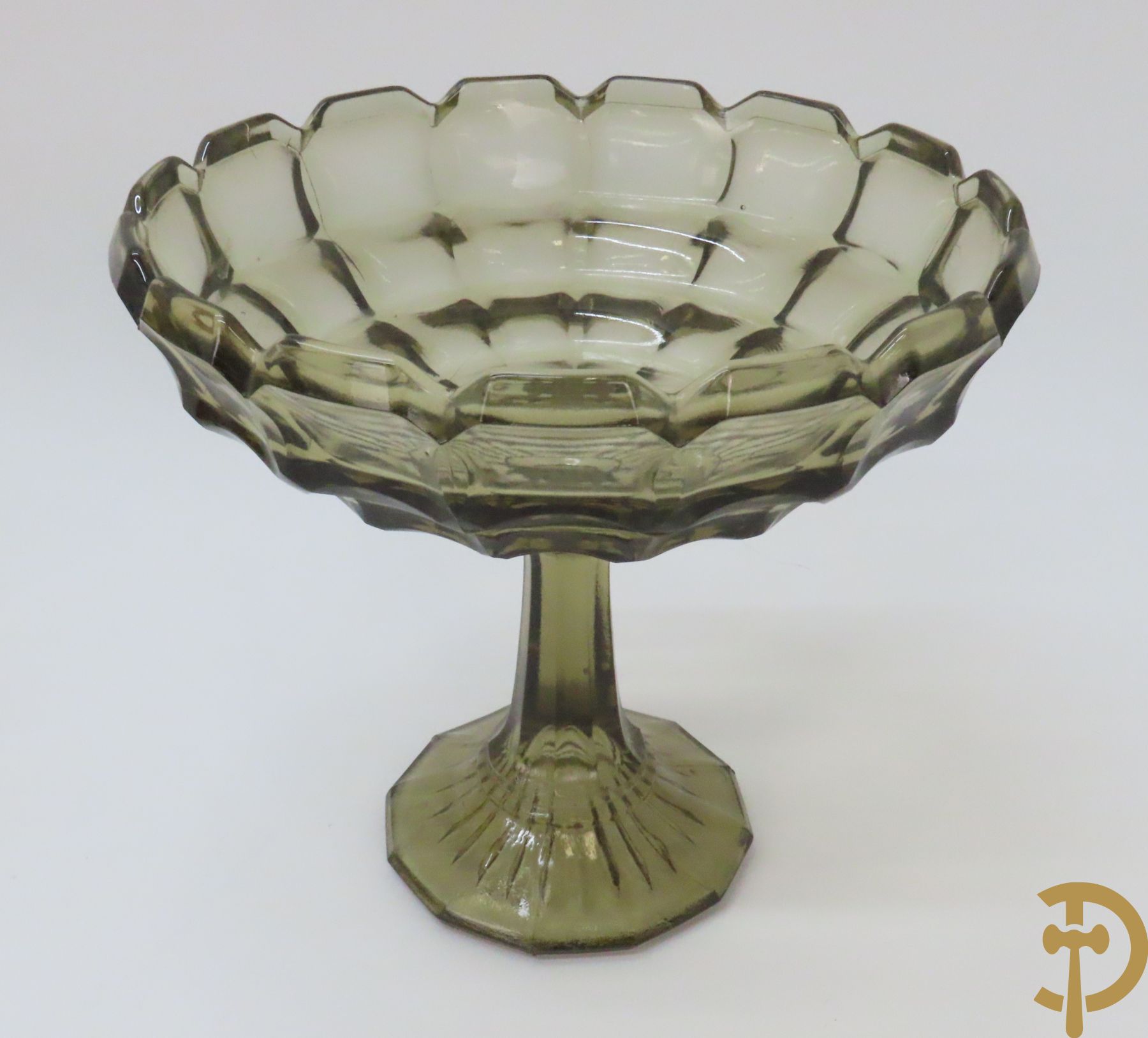 Vier coupes in gekleurd geperst Val-Saint-Lambert glaswerk + 3 coupes Scailmont