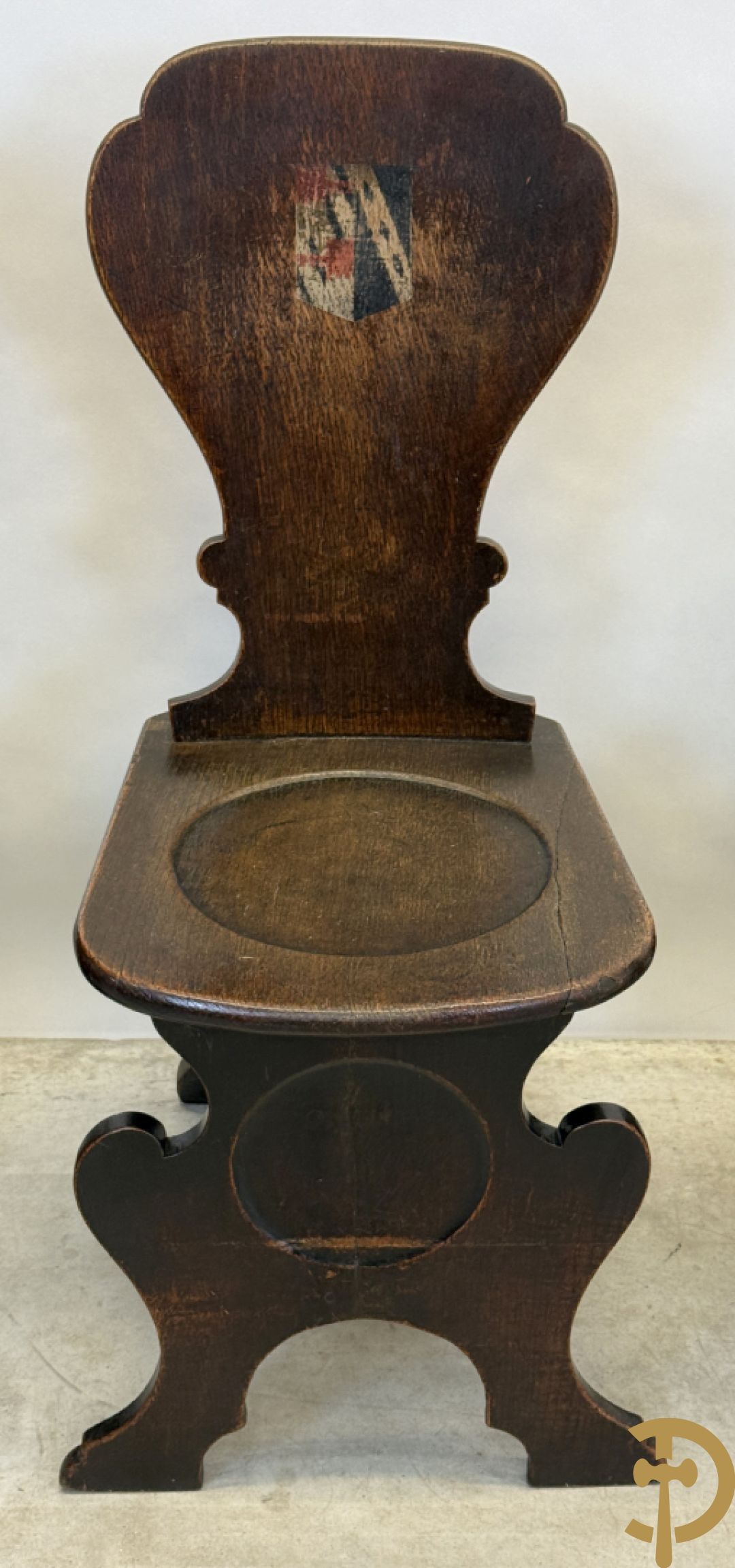 Zes landelijke eiken stoelen met beschilderde wapenschilden op de rug