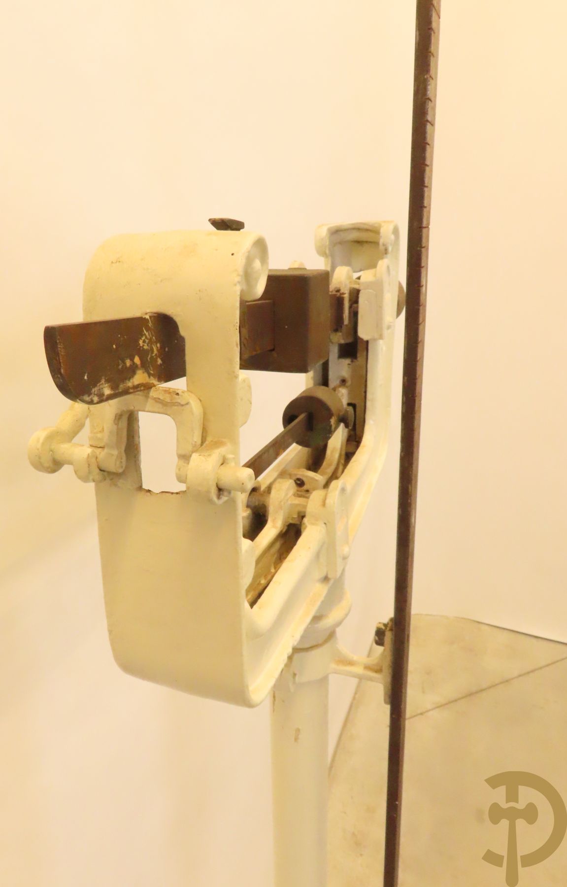 Oude metalen doktersweegschaal met meetlat