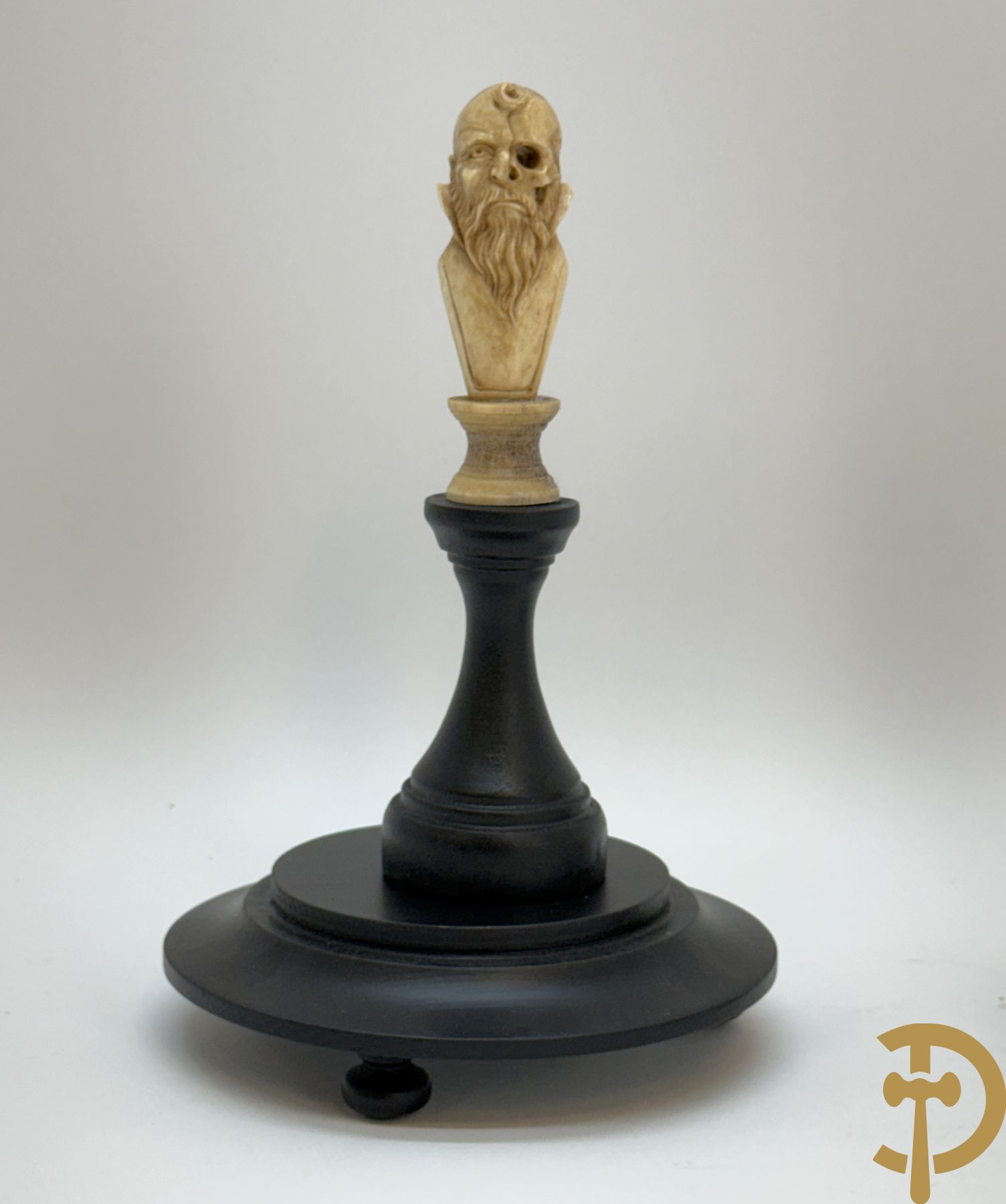 Twee handgesculpteerde hertegeweien in de vorm van een doodskop onder globe