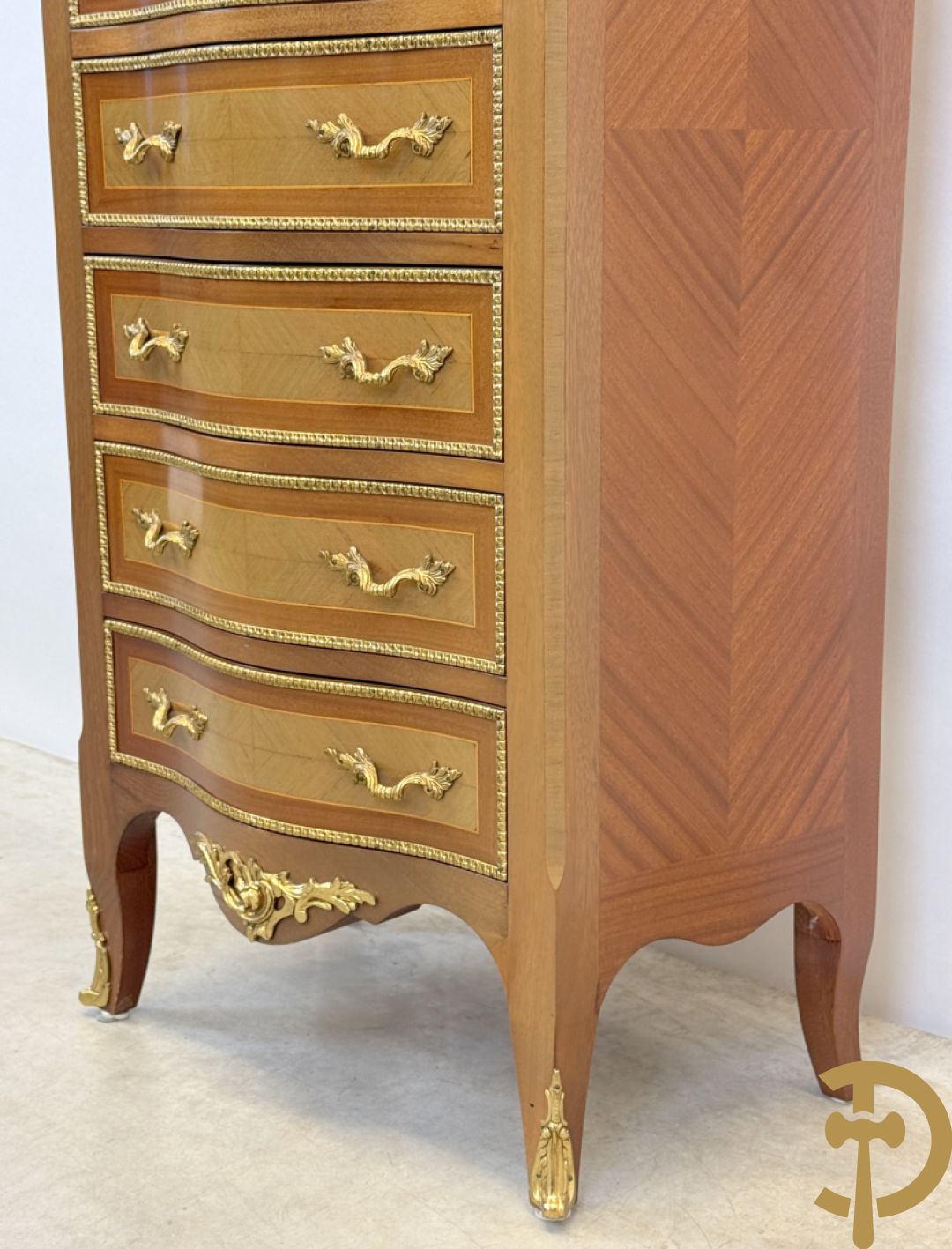 Notelaren zevenladenkast met bronsbeslag op voluutvormige poten - bovenaan marmeren blad