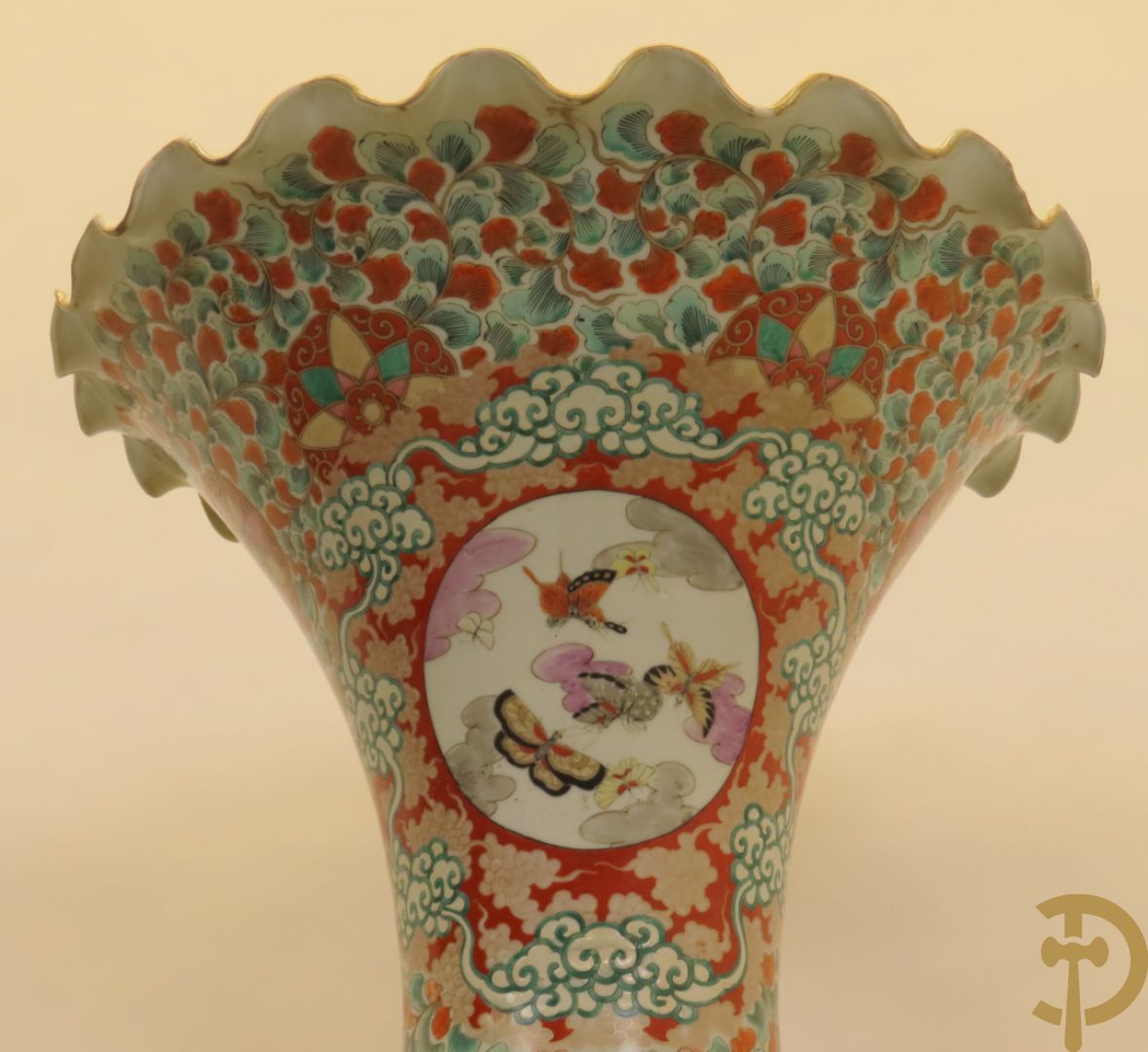 Japanse porseleinen waaiervaas met decor van geisha en krijger, bovenaan met florale motieven