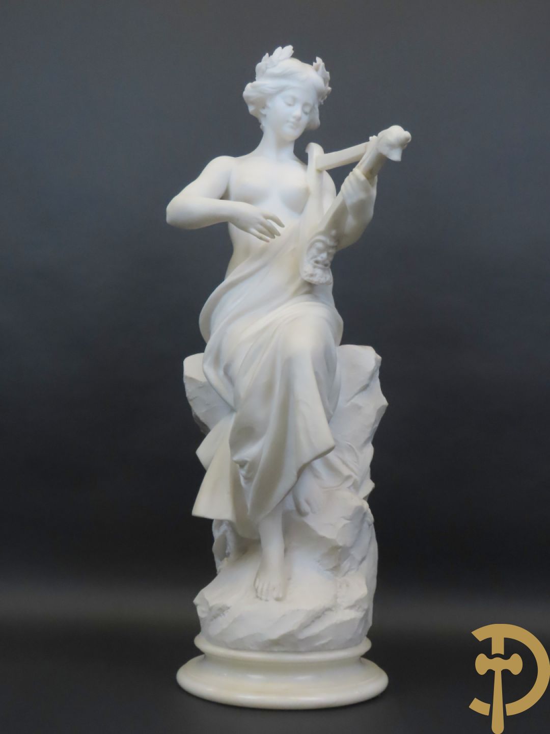 Prof. Fagioli Firenze getekend : Witte marmersculptuur van zittende dame met ontblote boezem met muziekinstrument