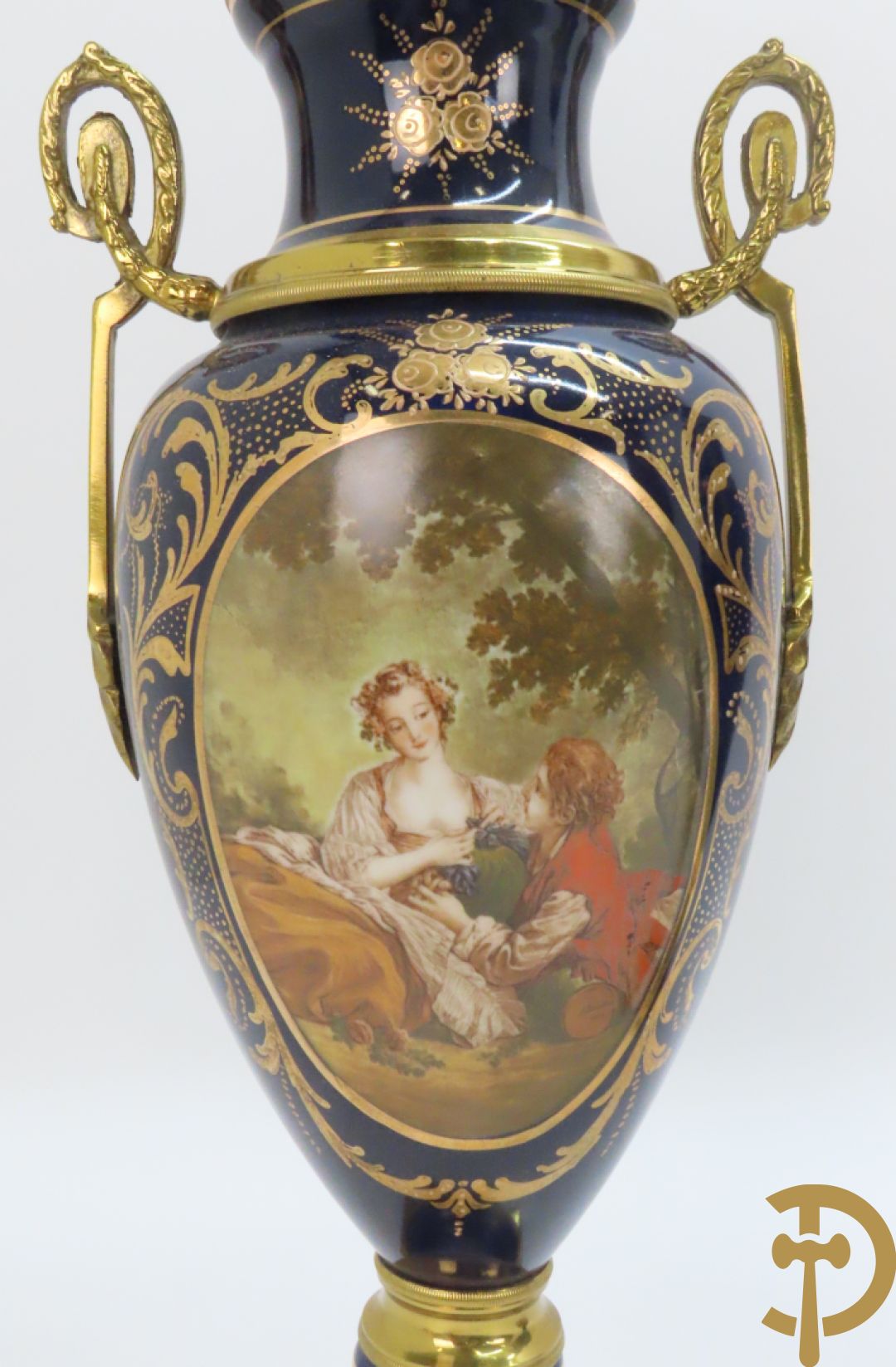 Paar kobaltblauwe dekselpotiches, Sèvres stijl