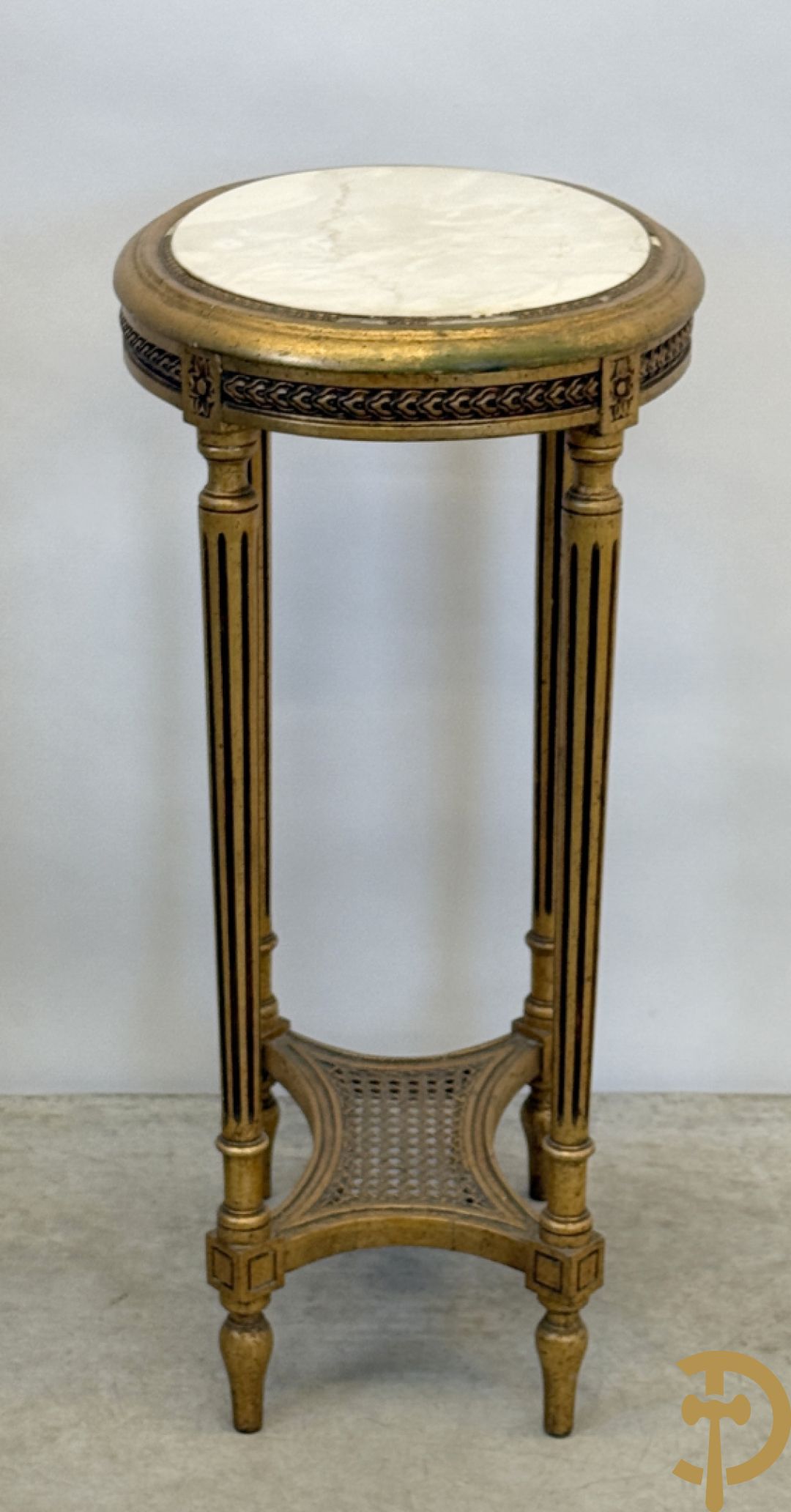 Vergulde Louis XVI bijzettafel met wit marmeren blad op gecanneleerde poten