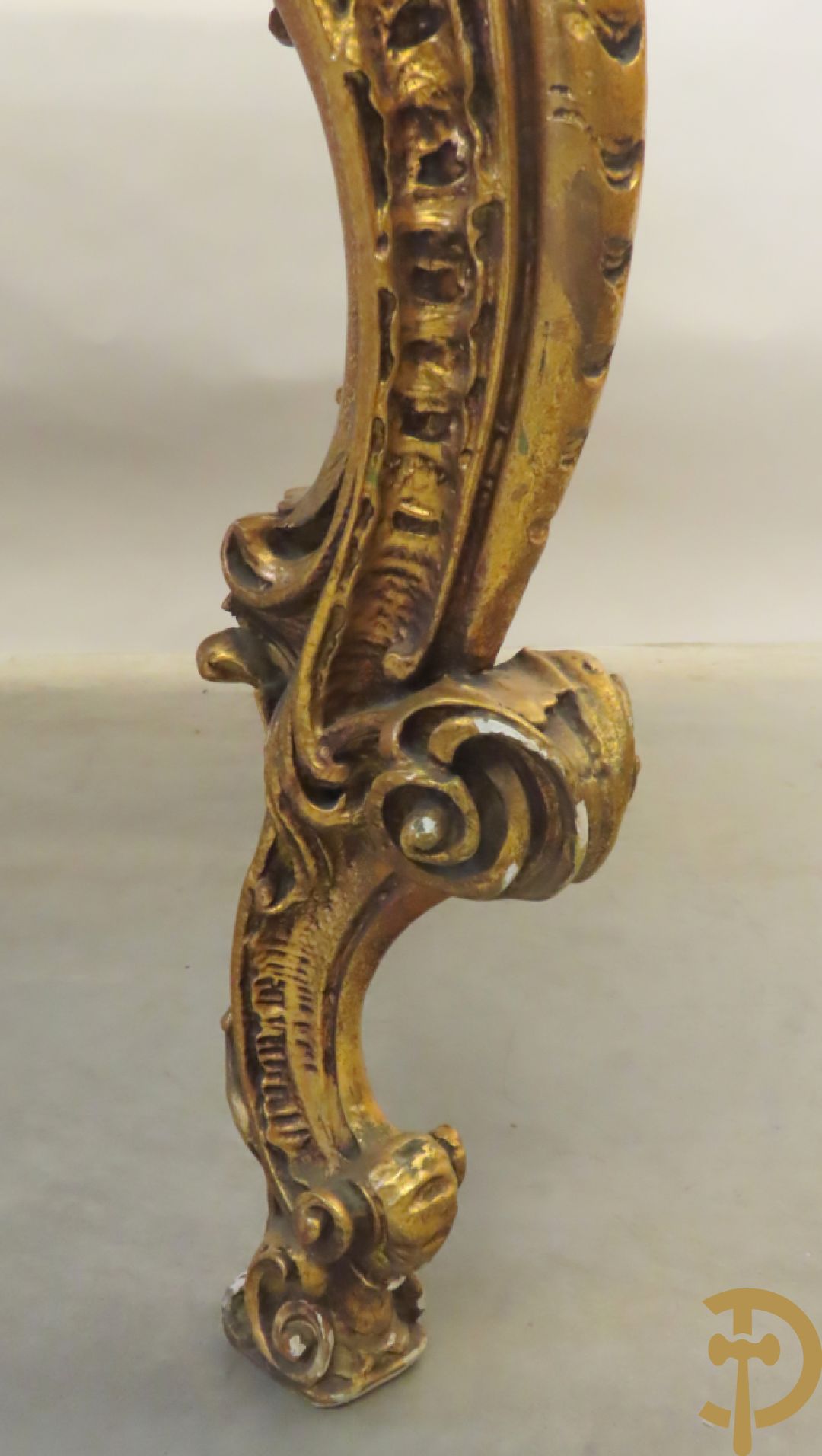 Uitzonderlijke vergulde Louis XV eetkamer bestaande uit vijfdeursdressoir met voluutvormige accanthusranken en rocailles, beschilderd met bloemenmotieven en centraal tafererel met hoornen des overvloeds + bijhorende spiegel vergulde tafel op voluutvormige poten met zes bijhorende stoelen + vitrine met accanthusranken en centrale deur, op voluutvormige poten