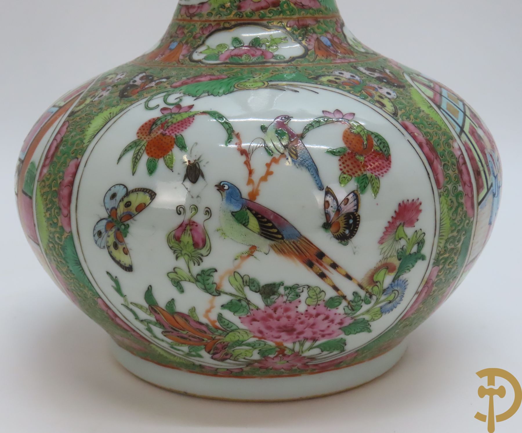 Chinese porseleinen kalebasvormige kantonvaas met geanimeerde hofscènes en vlinder- en vogeldecor