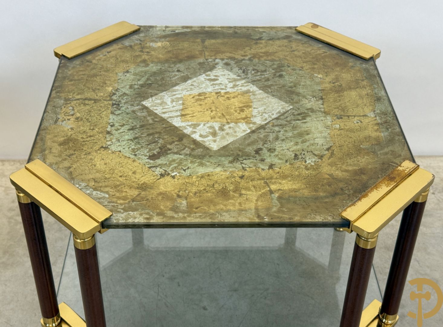 Vintage salontafel met geslepen glazen blad met bladgoud bewerkt op koperen voeten, Meersman Lucas getekend + 2 sidetables met geslepen glazen blad met bladgoud bewerkt op koperen voet, Meersman Lucas getekend + bijhorende lampadaire