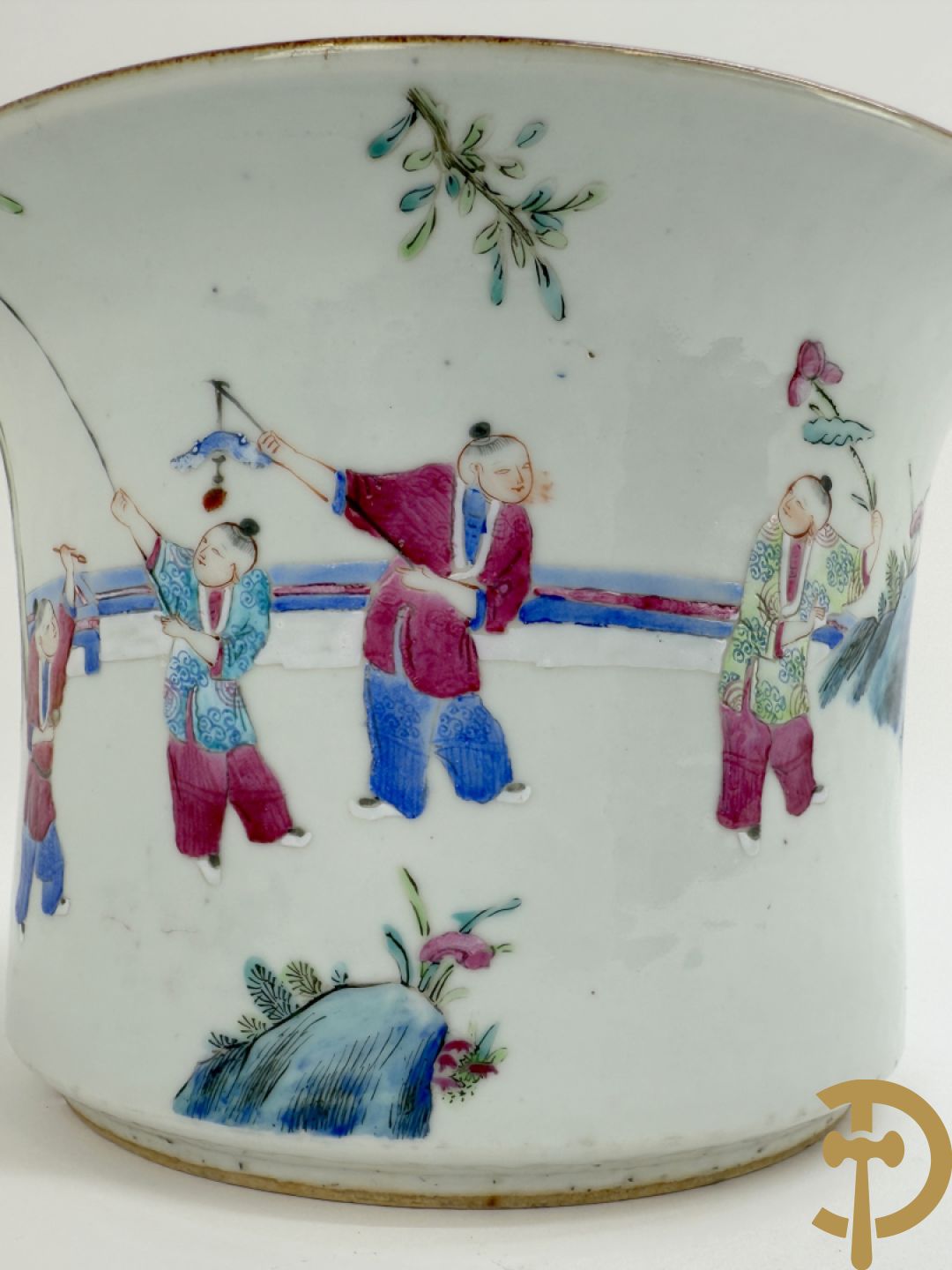 Chinese porseleinen bloemencachepot met decor van kinderen en dames