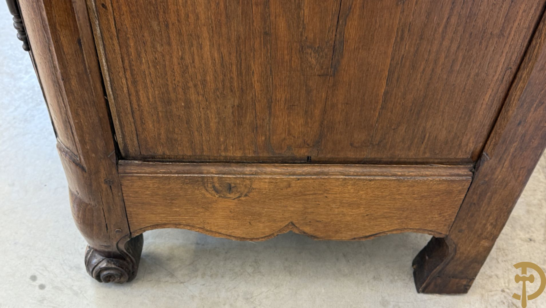 Massief eiken tweedeurskast met gezwaaide deuren op voluutvormige poten