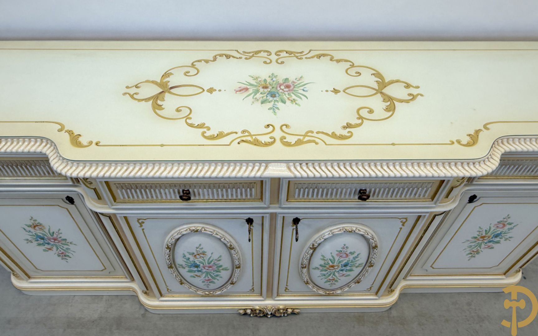 Italiaanse eetkamer met beschilderd bloemenmotief bestaande uit vierdeursdressoir met beschilderde bloemenmotieven, accanthusranken en glazen blad, tafel op gesculpteerde poten en 6 stoelen