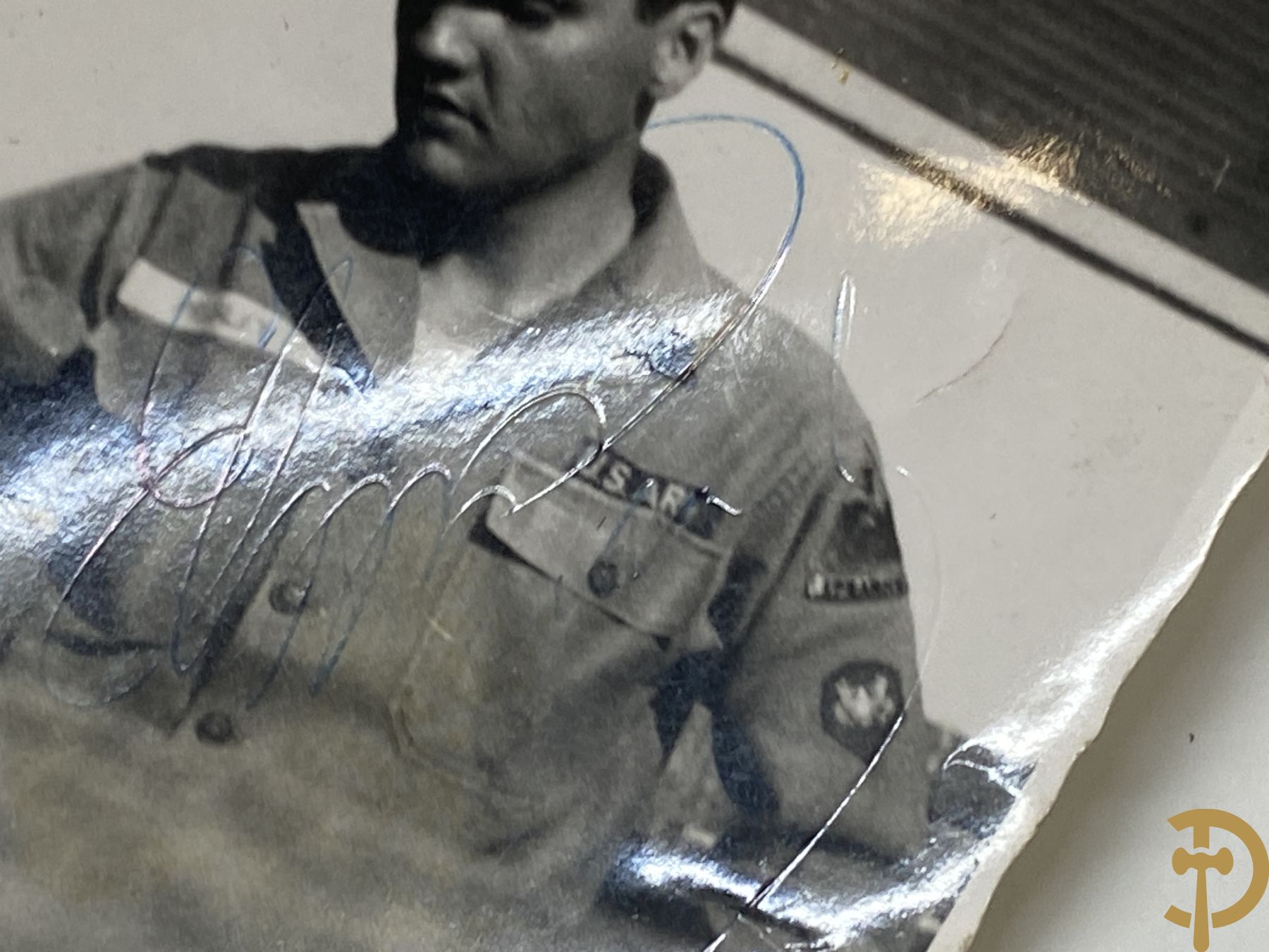 Presley Elvis getekend - authentieke oude foto van Elvis Presley tijdens zijn legerdienst in Duitsland Bad-Nauheim 1959, eigenhandig gesigneerd maar inkt deels verdwenen, krassen en sporen inkt nog zichtbaar