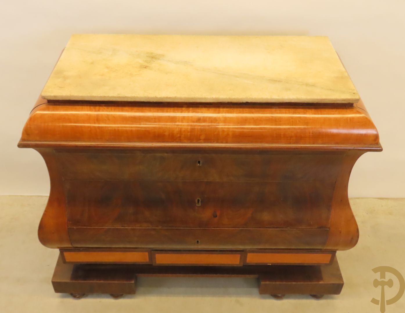 Antieke gegalbeerde commode van mahonie met 4 lades, 2 de kwart 19e