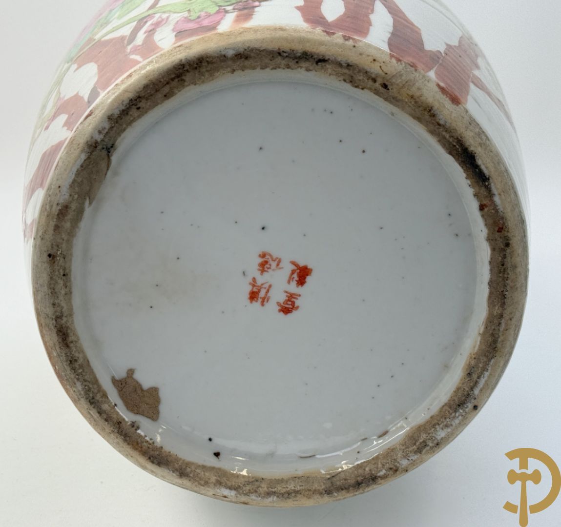 Paar Chinese porseleinen vazen met bloemen- en vogeldecor, achteraan getekend