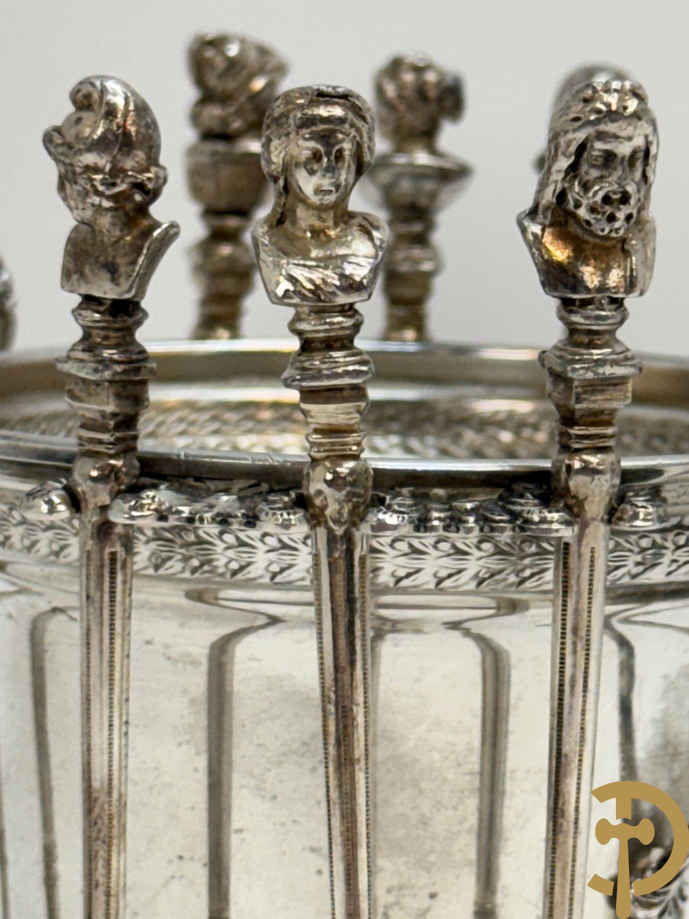 Massief zilveren suikerpot met 12 bijhorende massief zilveren lepeltjes bezet met koppen naar de antieken