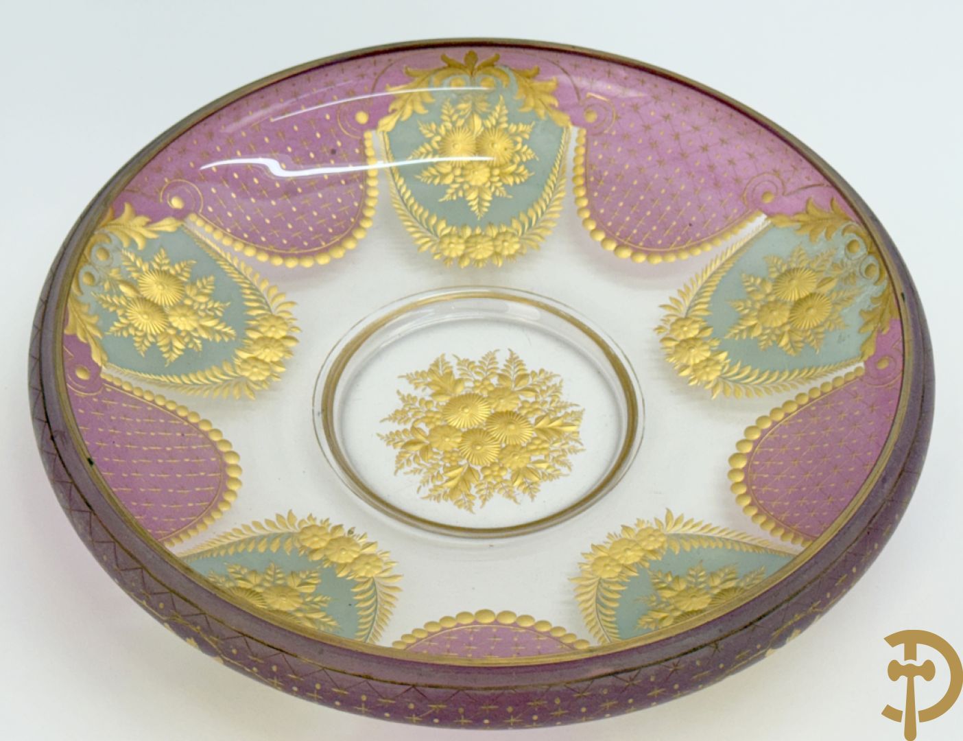 Kristallen schotel met geslepen bloemen en verguld gouddecor