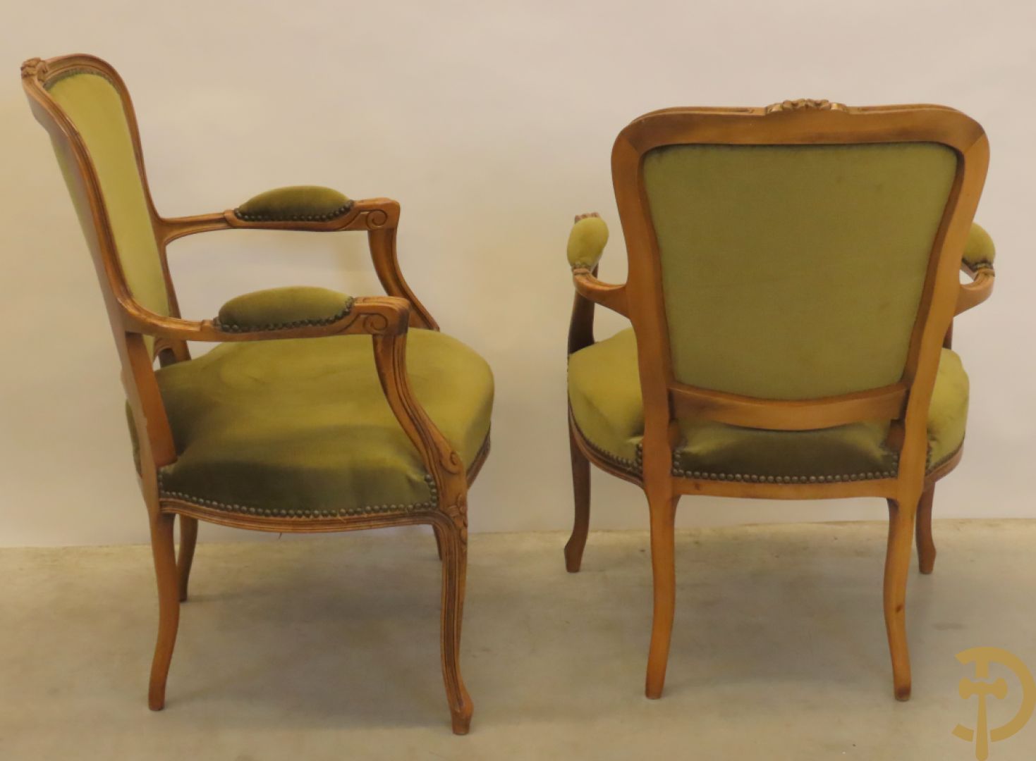 Paar groen gestoffeerde Louis XV bijzetarmzetels