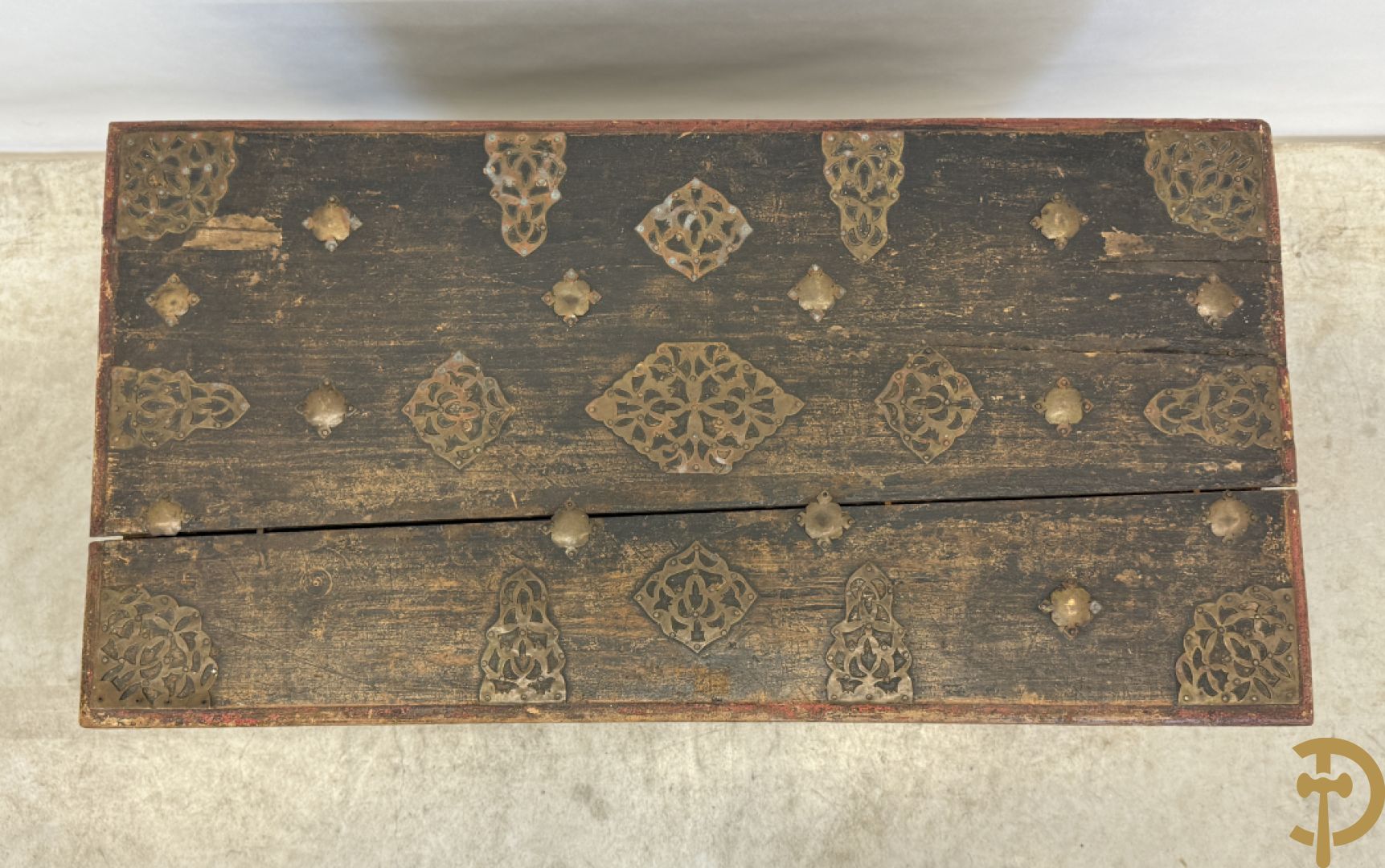 Indonesisch laag ladenkastje met sculptuur van accanthusranken en koperbeslag