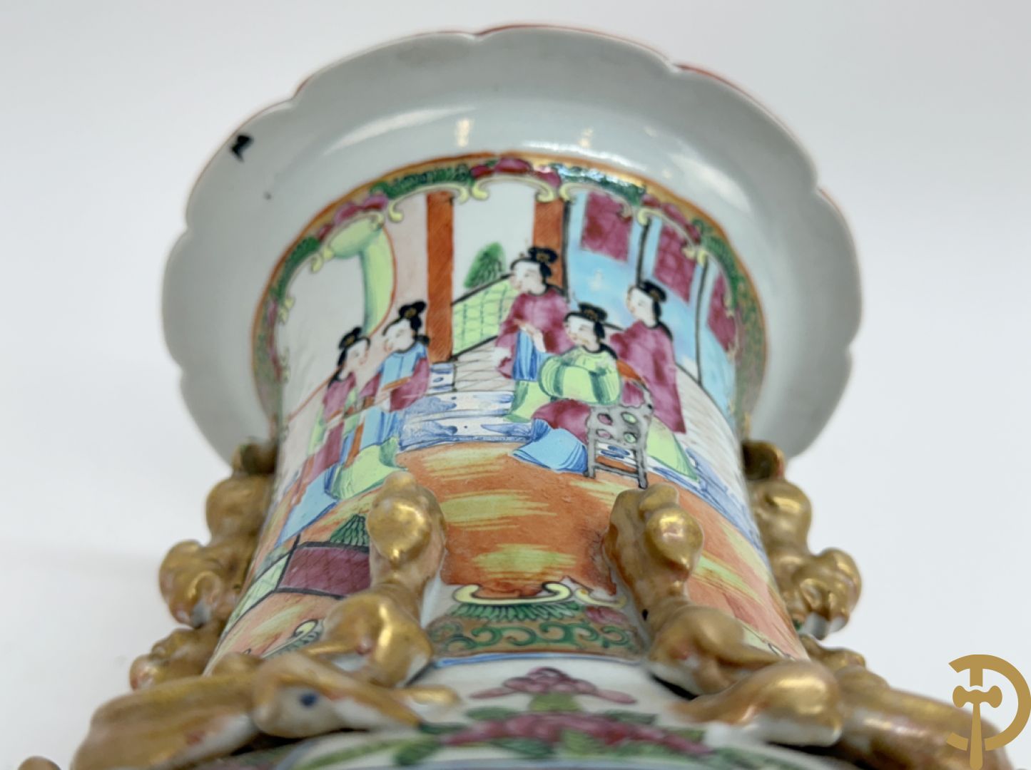 Chinese porseleinen Kanton vaas met geanimeerde taferelen en natuurdecor