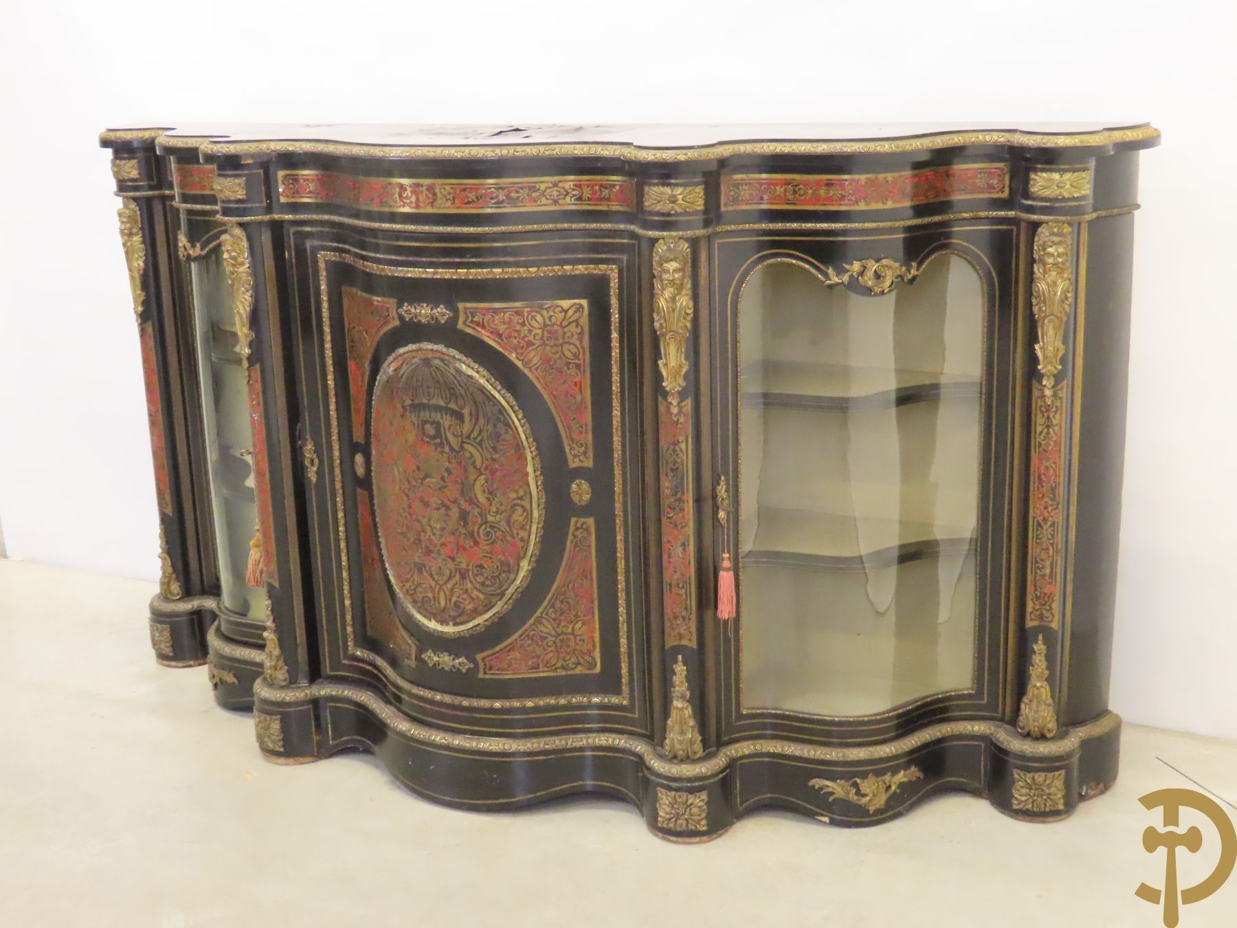 Groot Napoleon III dressoir met centrale deur bezet met medaillon in Boulletechniek - zijdelings met deuren in vitrineglas - bezet met bronzen ornamenten