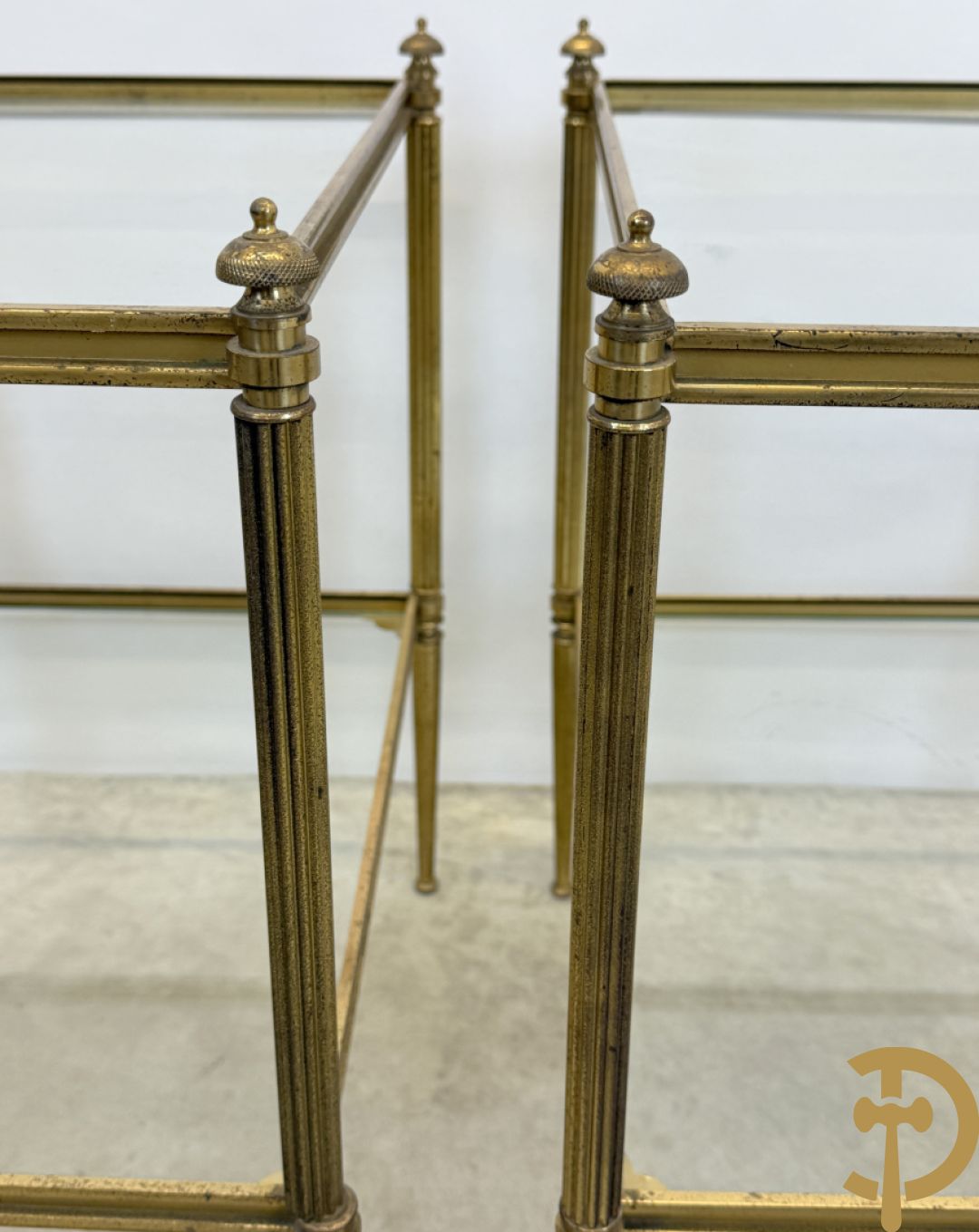 Paar koperen bout de canapé bijzettafels + koperen étagèretafel met gefumeerd glas