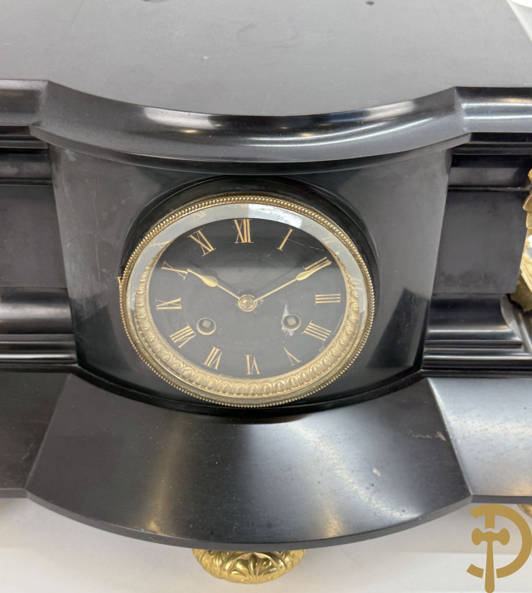 Zwart marmeren garnituur Napoleon III bestaande uit paar bronzen vuurrvergulde vijfarmige kandelaars bezet met vogels op zwarte marmeren basis met hertenkoppen + zwart marmeren middenstuk met klok bezet met hertenkoppen (zonder beeld)