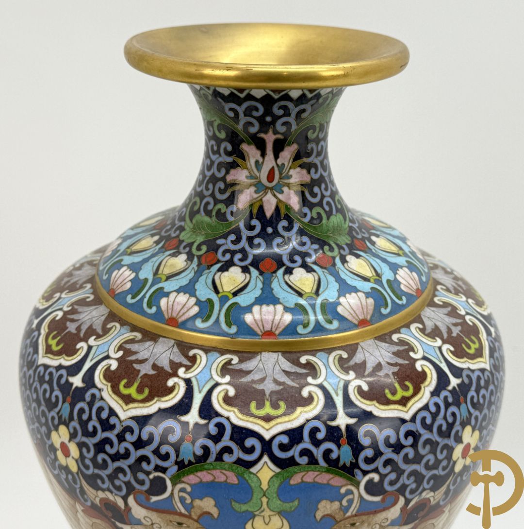 Paar cloisoné vazen met bloemen- en vogeldecor