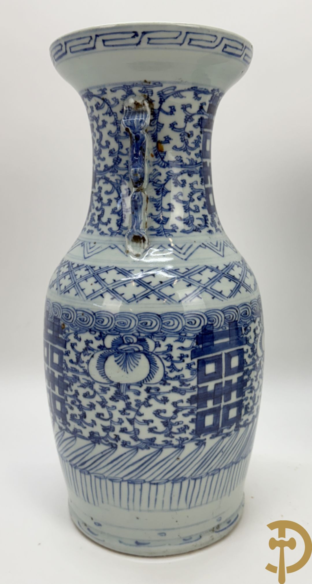 Paar blauw/witte Chinese porseleinen vazen met tekens en accanthusranken, 19e