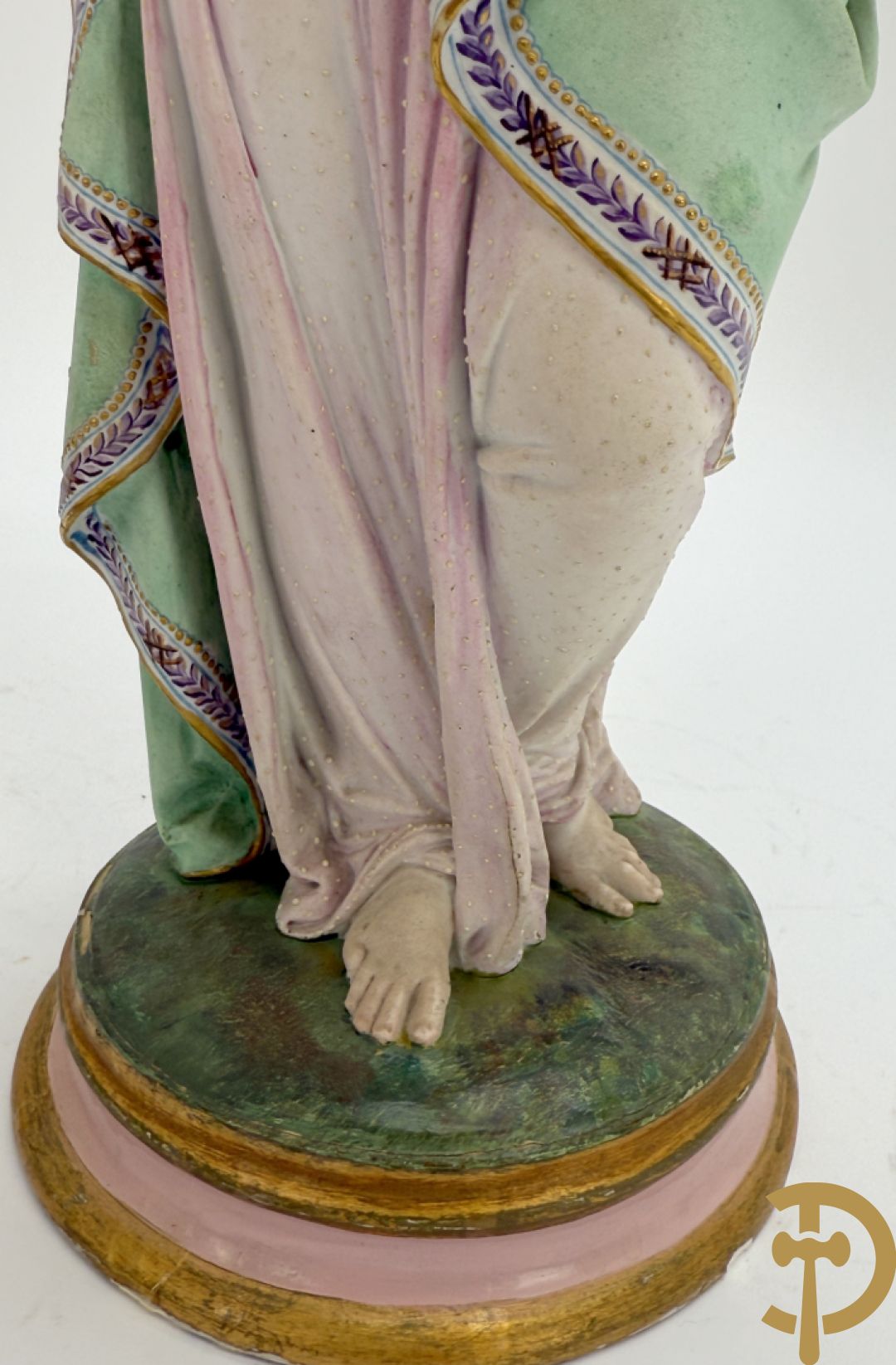 Paar Franse biscuits van elegante dame met hond en dame met bloemen op schouder