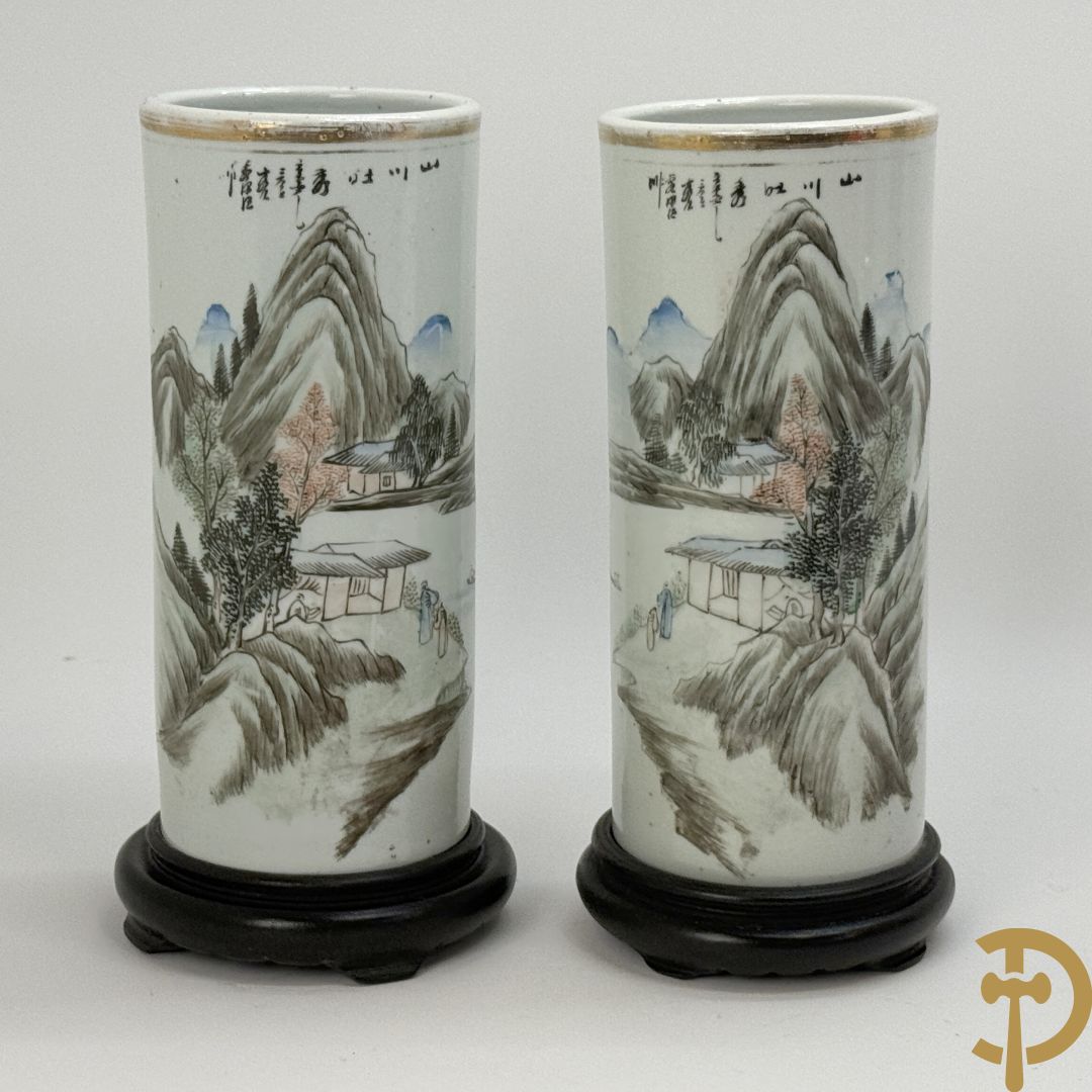 Paar Chinese porseleinen rolvaasjes met landschapsdecor