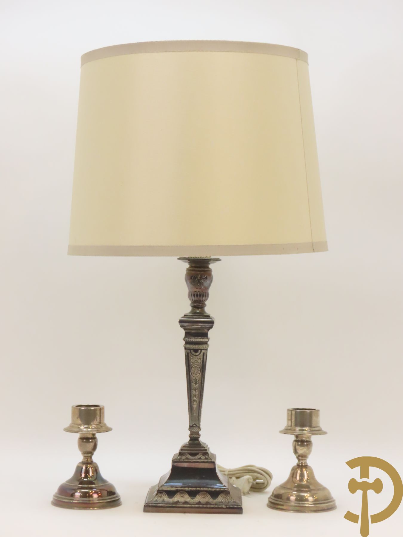 Massief zilveren kandelaar als lampadaire, 835 gemerkt, bezet met accanthusranken + 2 kleine massief zilveren kandelaars