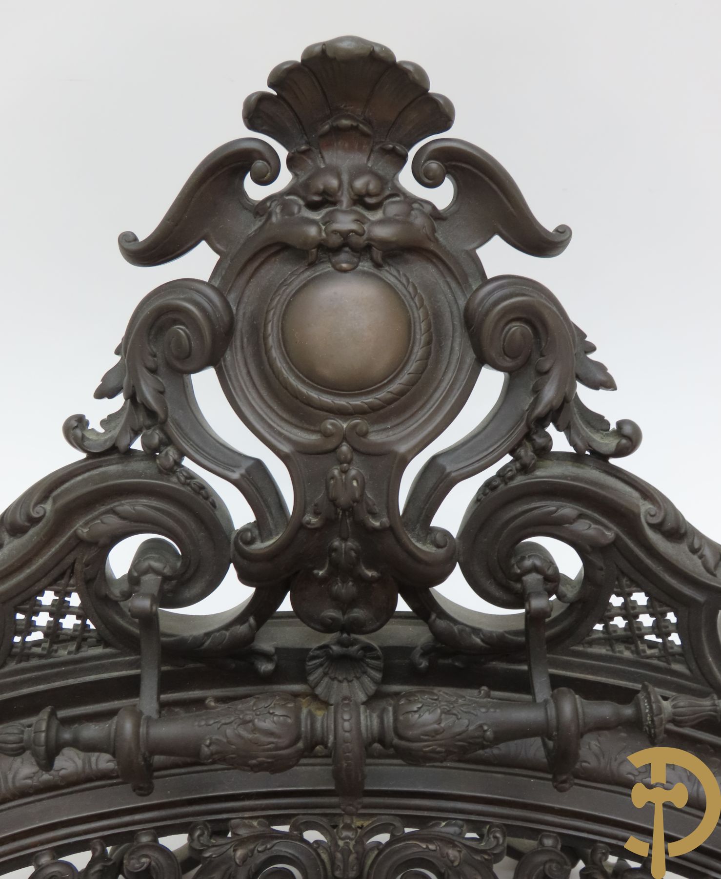 Bronzen Neo Renaissance inktstel met rocailles en bladmotieven