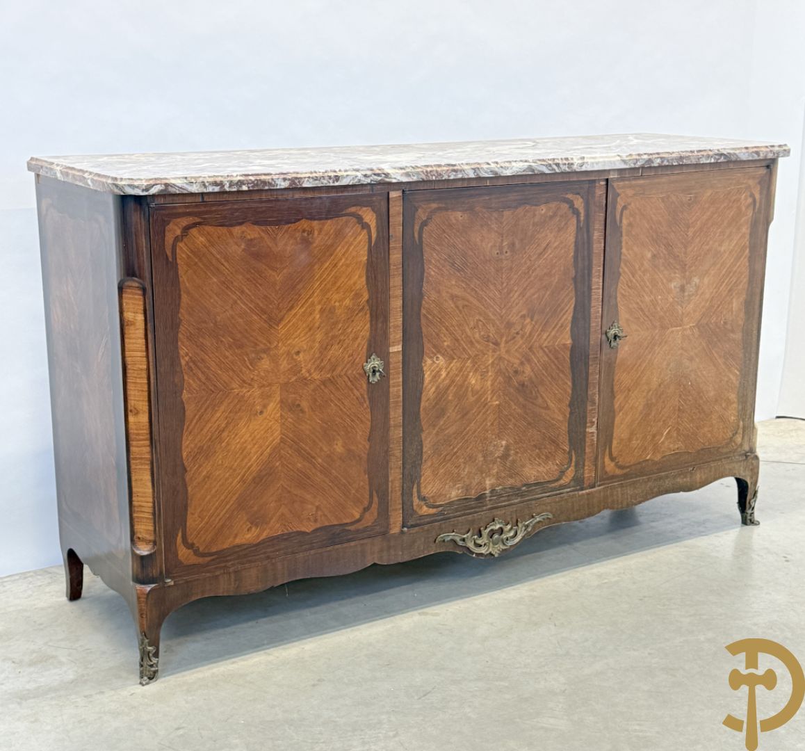 Notelaren driedeursdressoir met marmeren blad  bronzen sabots op de poten