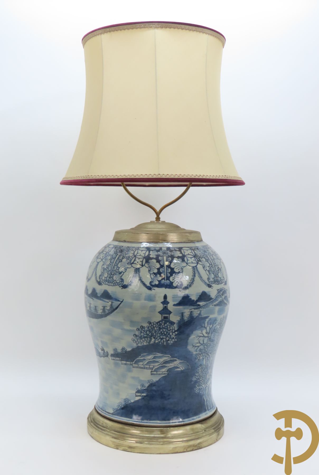 Chinese porseleinen potiche omgebouwd als lampadaire met geanimeerd landschapsdecor