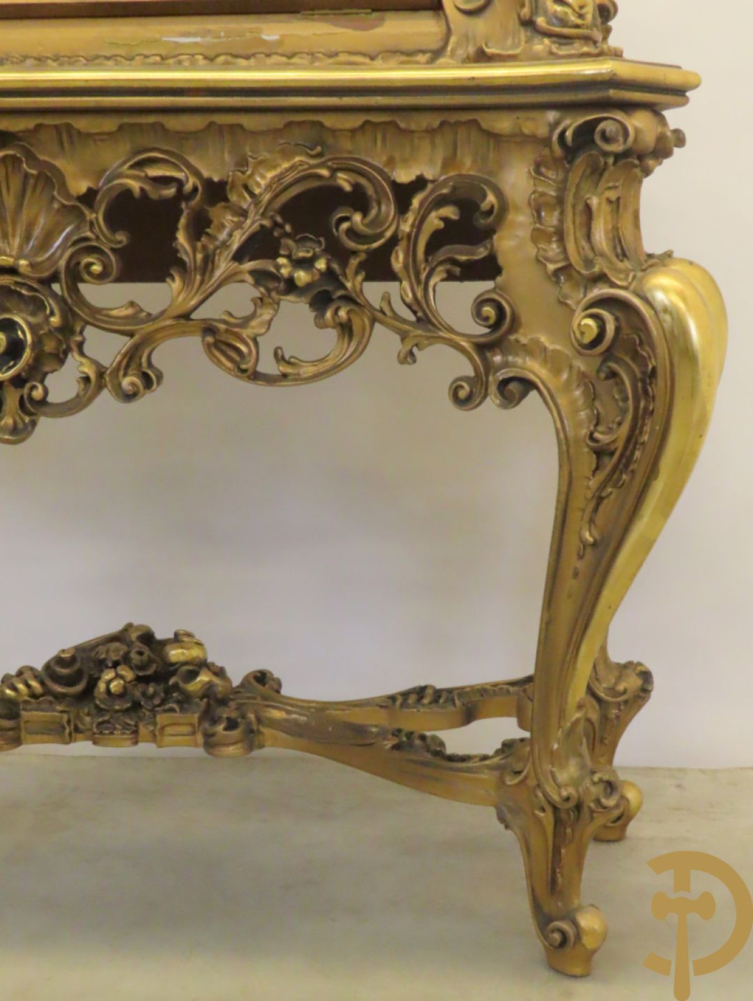 Uitzonderlijke vergulde bar met accanthusranken en bloemenmotieven op voluutvormige poten