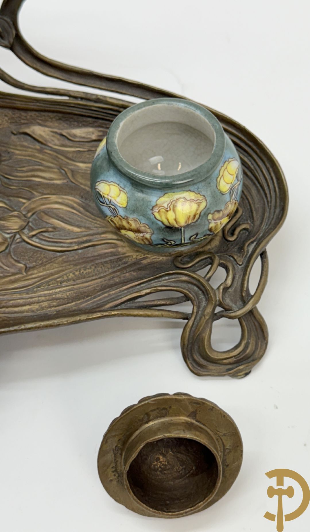 Bronzen inktstel bezet met staande dame met opmaakspiegel en zijdelings met 2 encriers, Art Nouveau stijl