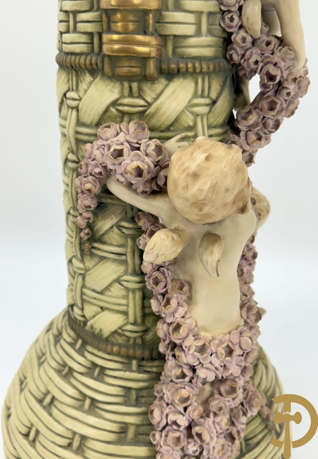 Paar meerkleurige faience vazen,  Austria gemerkt, met cupido