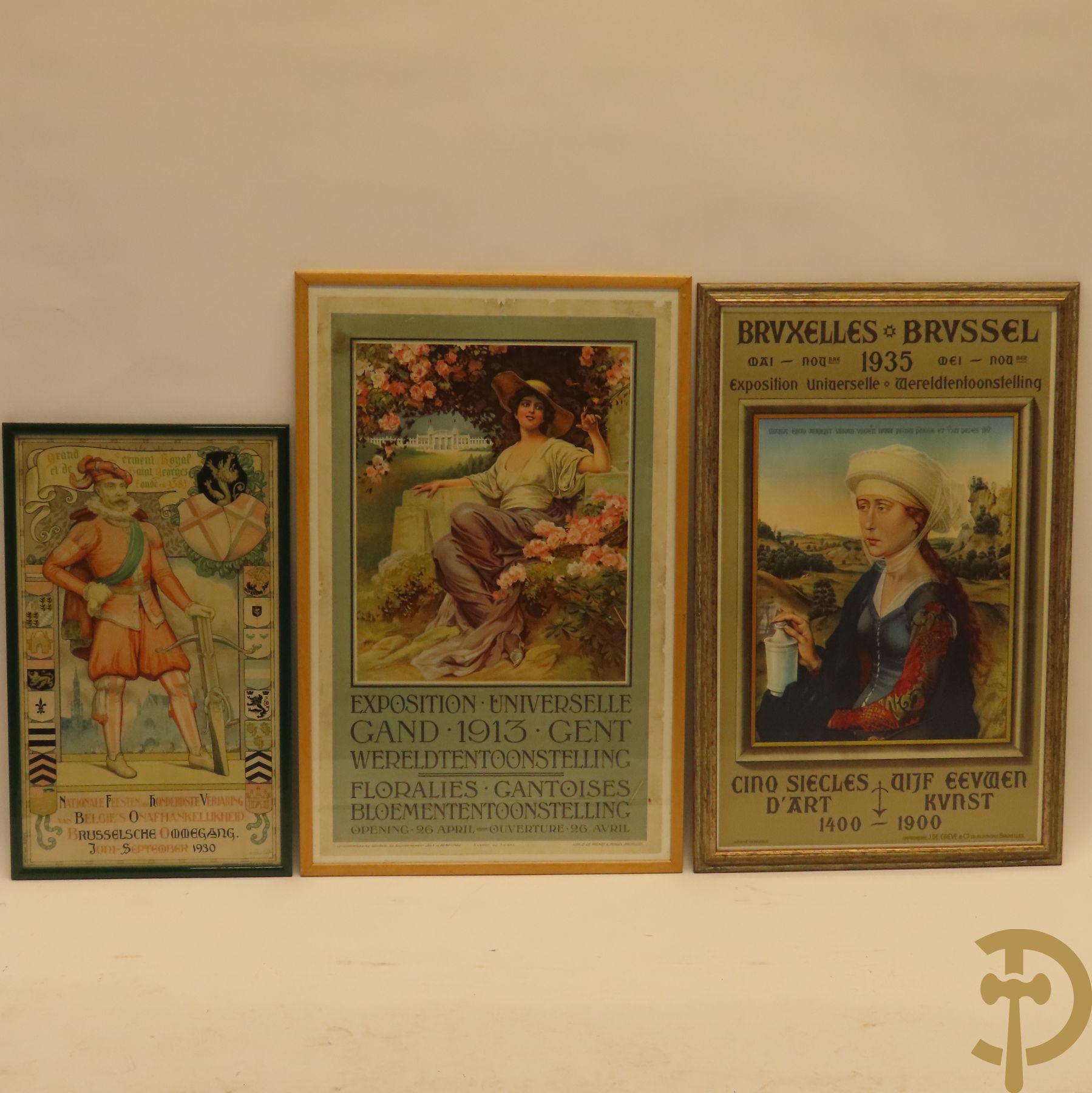 Drie oude affiches : Montald Constant 'Busselsche ommegang' 1930 + Impremerie J. De Grève 'Wereltentoonstelling te Brussel' 1935 + Lith. o De Rycker & Mendel 'Wereldtentoonstelling te Gent' 1913 (schade aan rand papier)