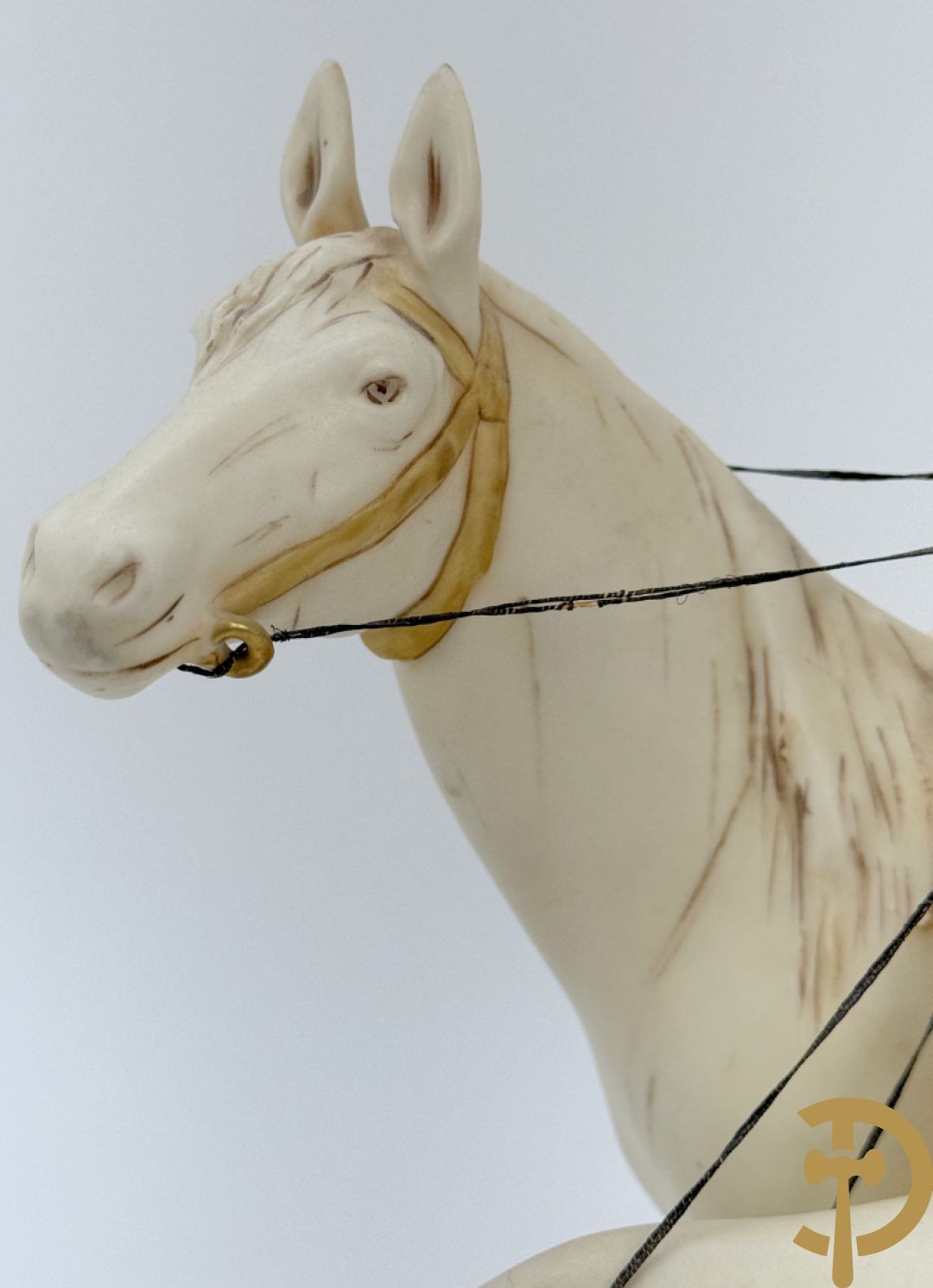 Paardenmenner in Royal Dux, onderaan gemerkt nr. 2072