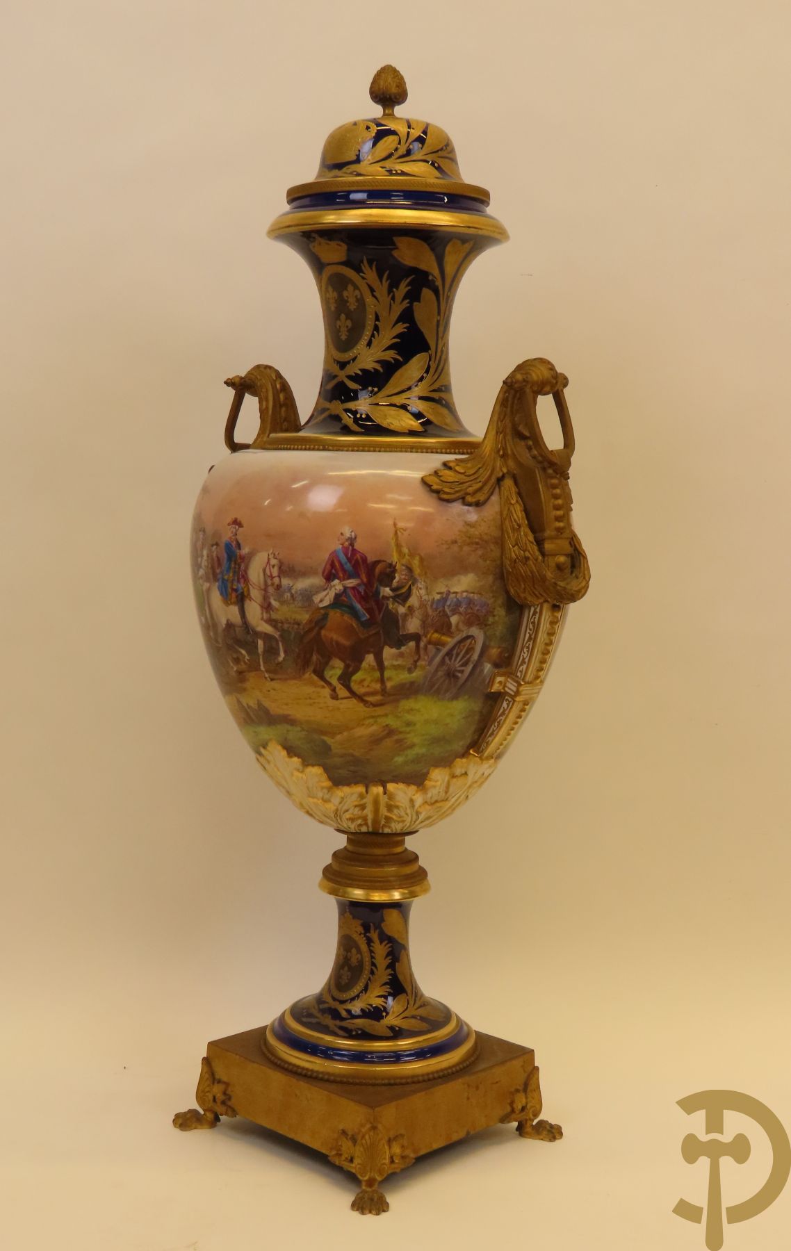 Grote porseleinen Sèvres vaas met dubbel decor van cavalerie, slagveldtaferelen en zicht op kasteel, DESPREZ H. getekend in het decor - bovenaan met verguld decor en zijdelings met bronzen oren en accanthusranken - deksel met Sèvres merkteken - op vierkante bronzen sokkel met klauwepoten