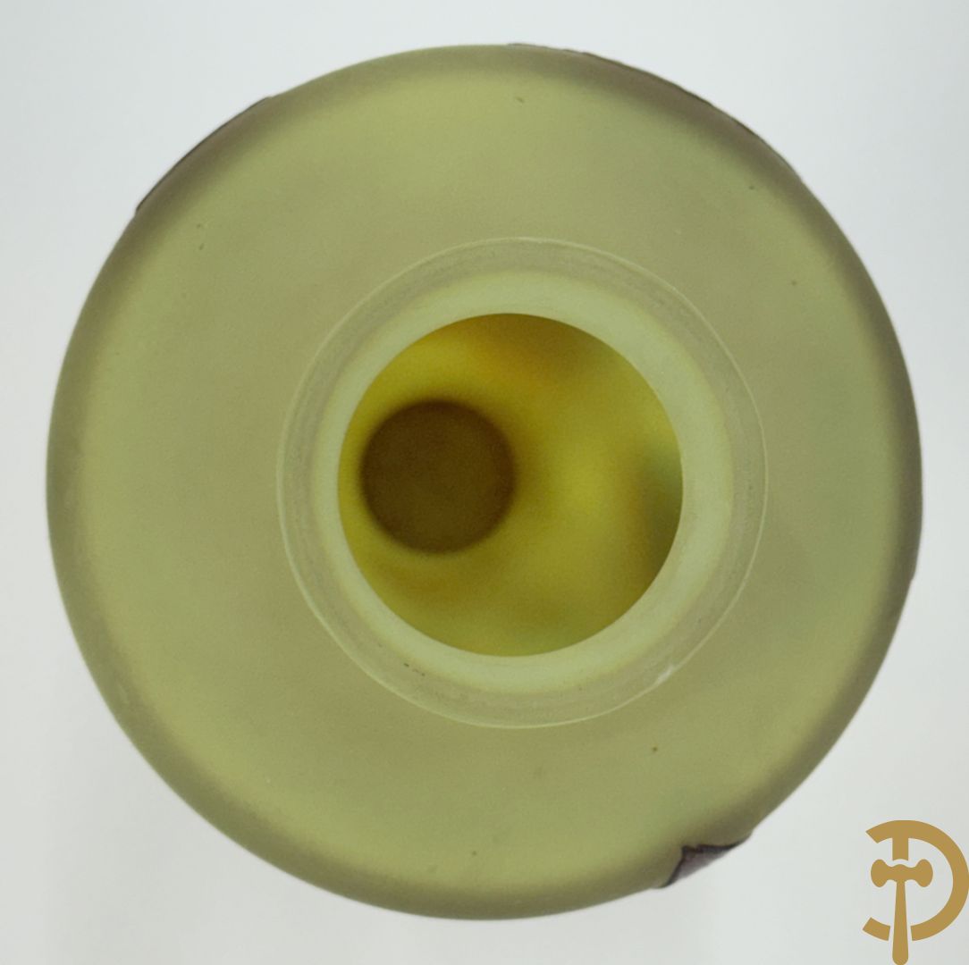 Vaas in glaspasta met gestyleerd bloemendecor, gemerkt Tudor