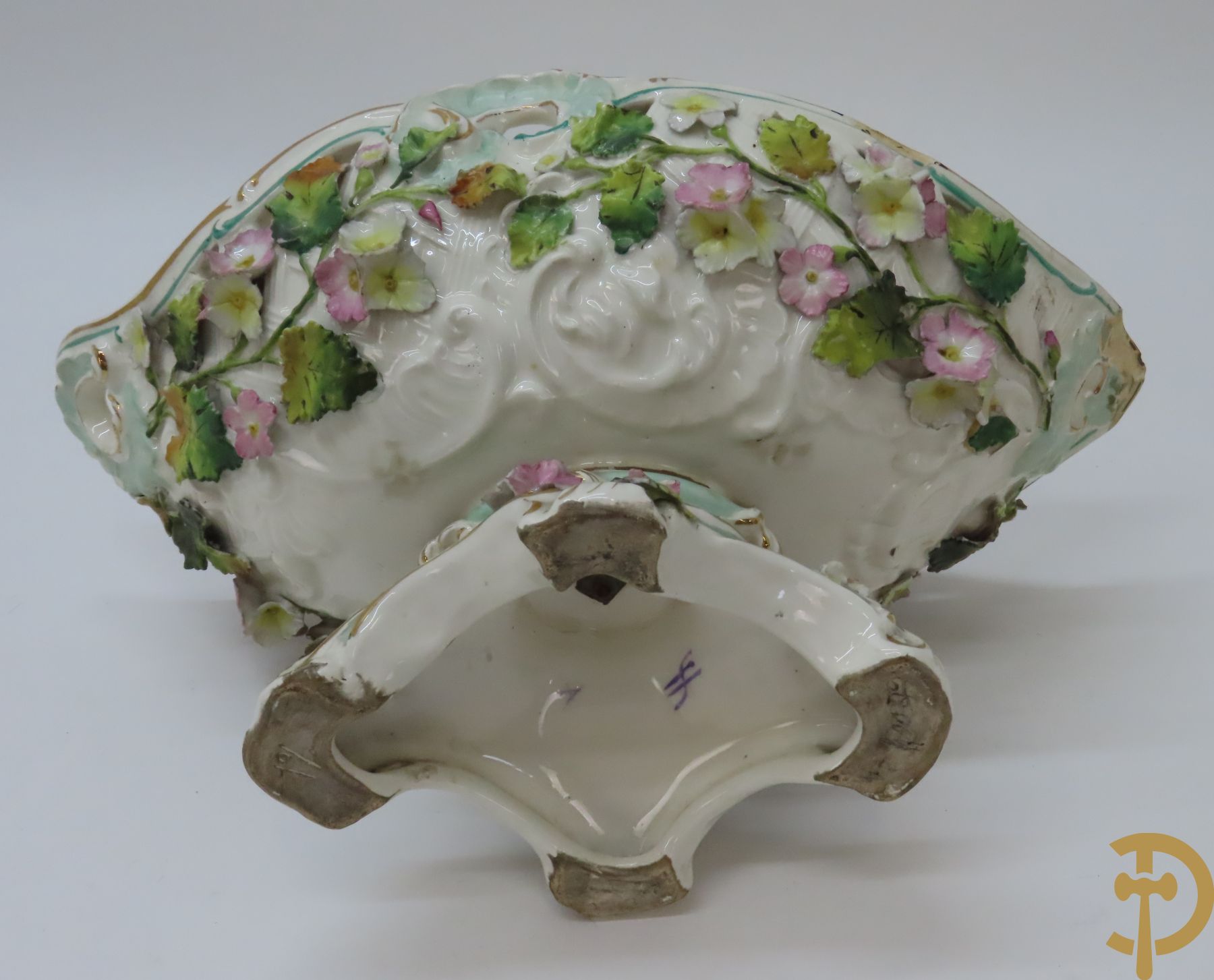 Porseleinen Franse cornetvaas geajoureerd met bloemenmotief, Vieux Paris + Vieux Paris coupe + porseleinen coupe met bloemenmotieven bezet